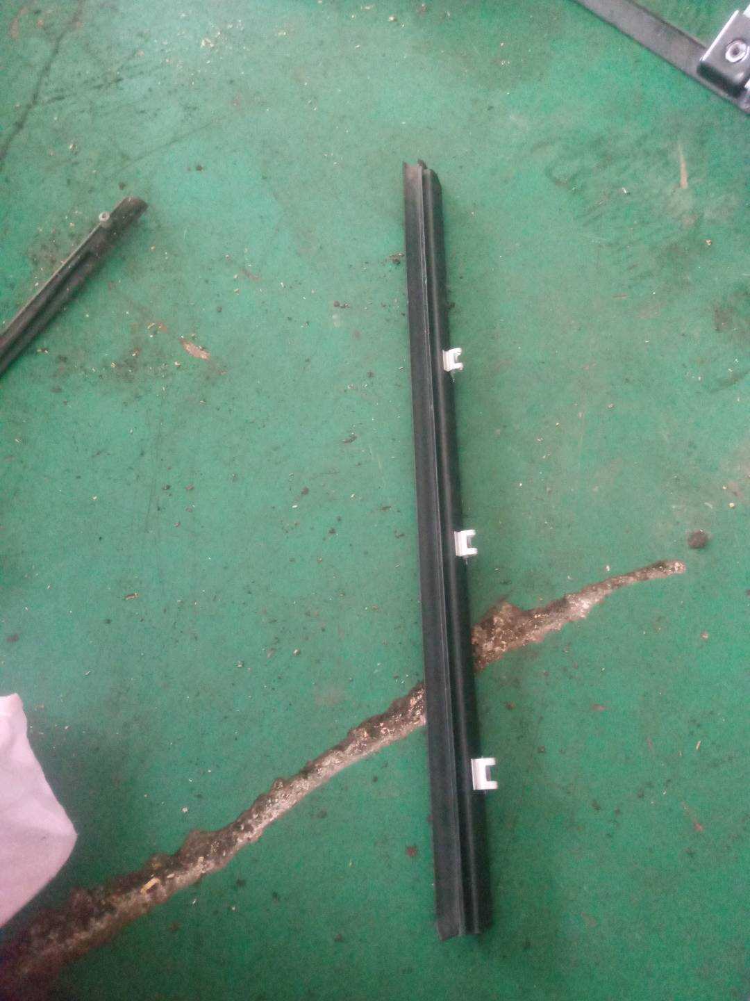 CGE000932 Rear Door Window Molding (Left Inner)