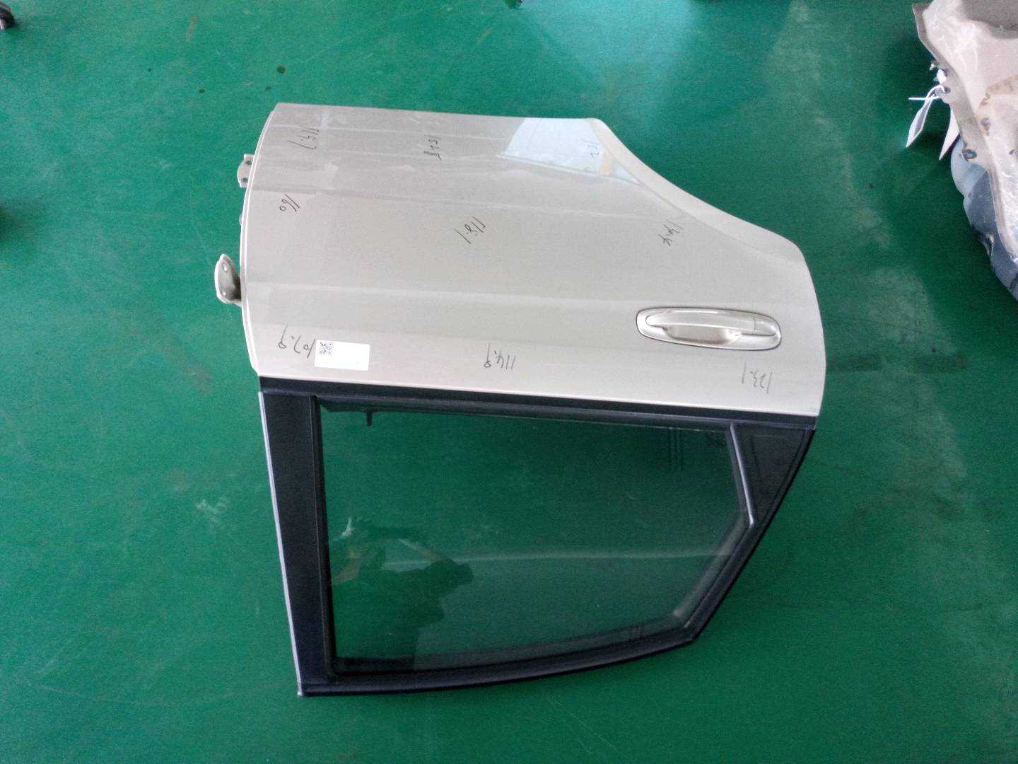 90765526 后门壳(右)