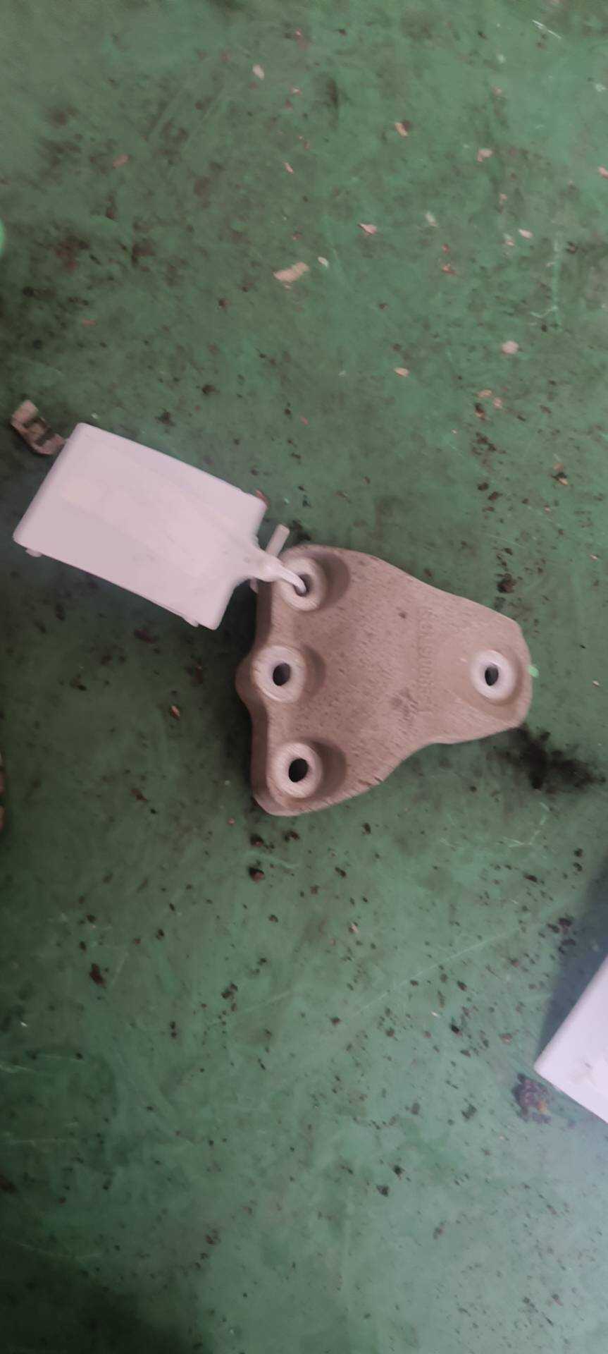 9006521 Engine Bracket, Right