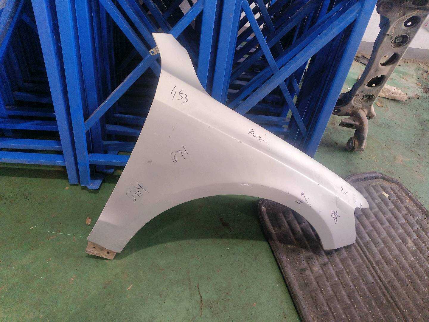 L8R0821106 前叶子板（右）