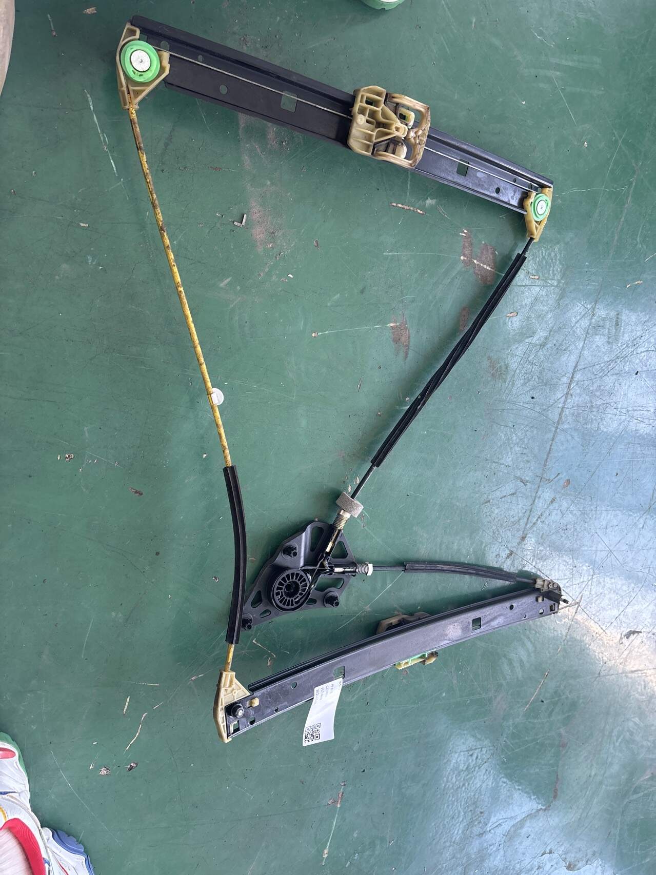 L8U0837462 前门玻璃升降支架(右)