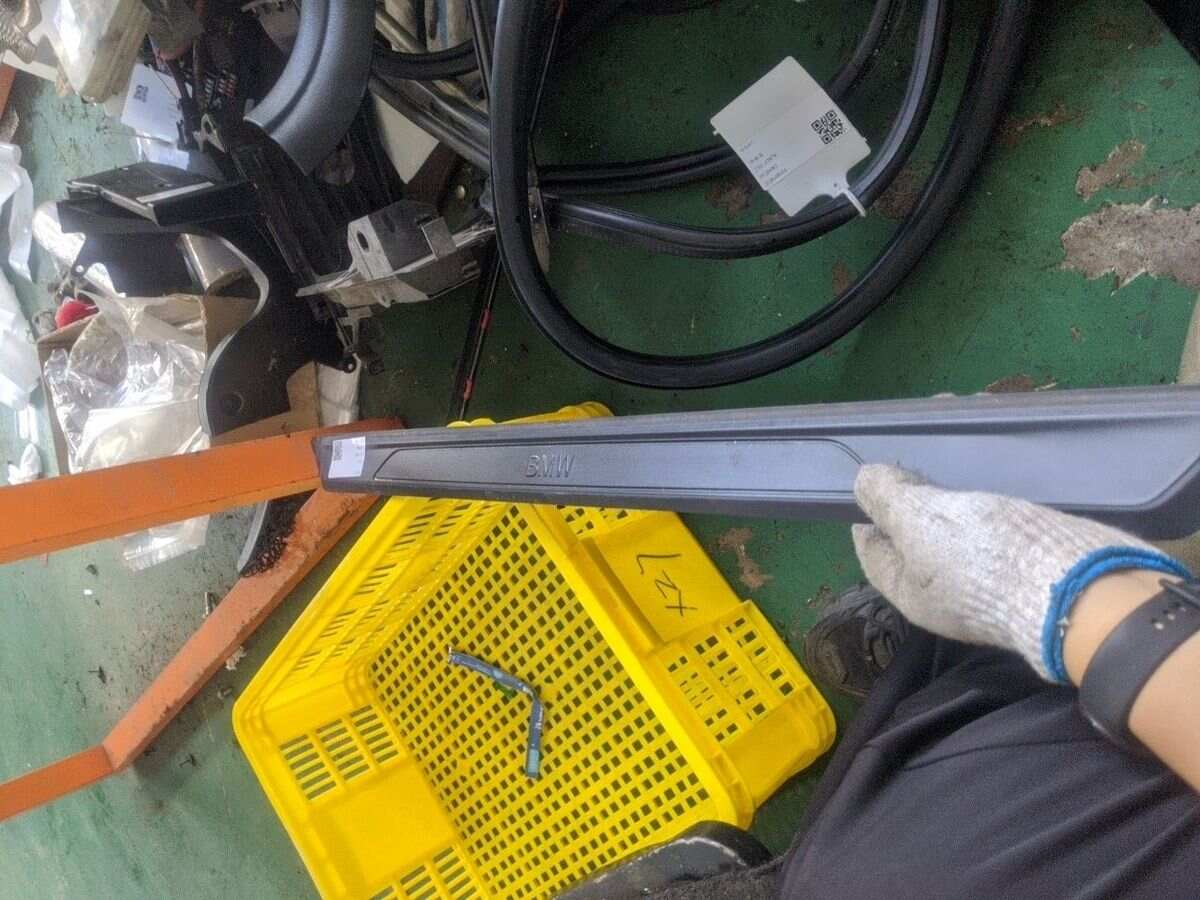 51477267917 前门槛装饰板(右外)
