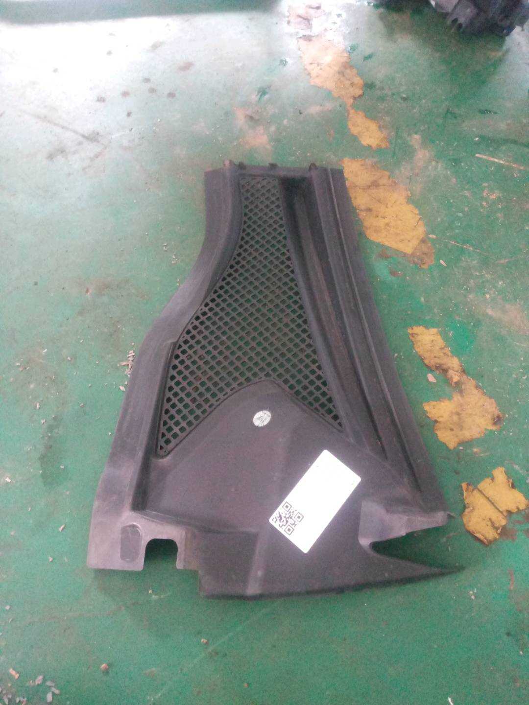 A2468350600 Front Windshield Cowl Grille, Right