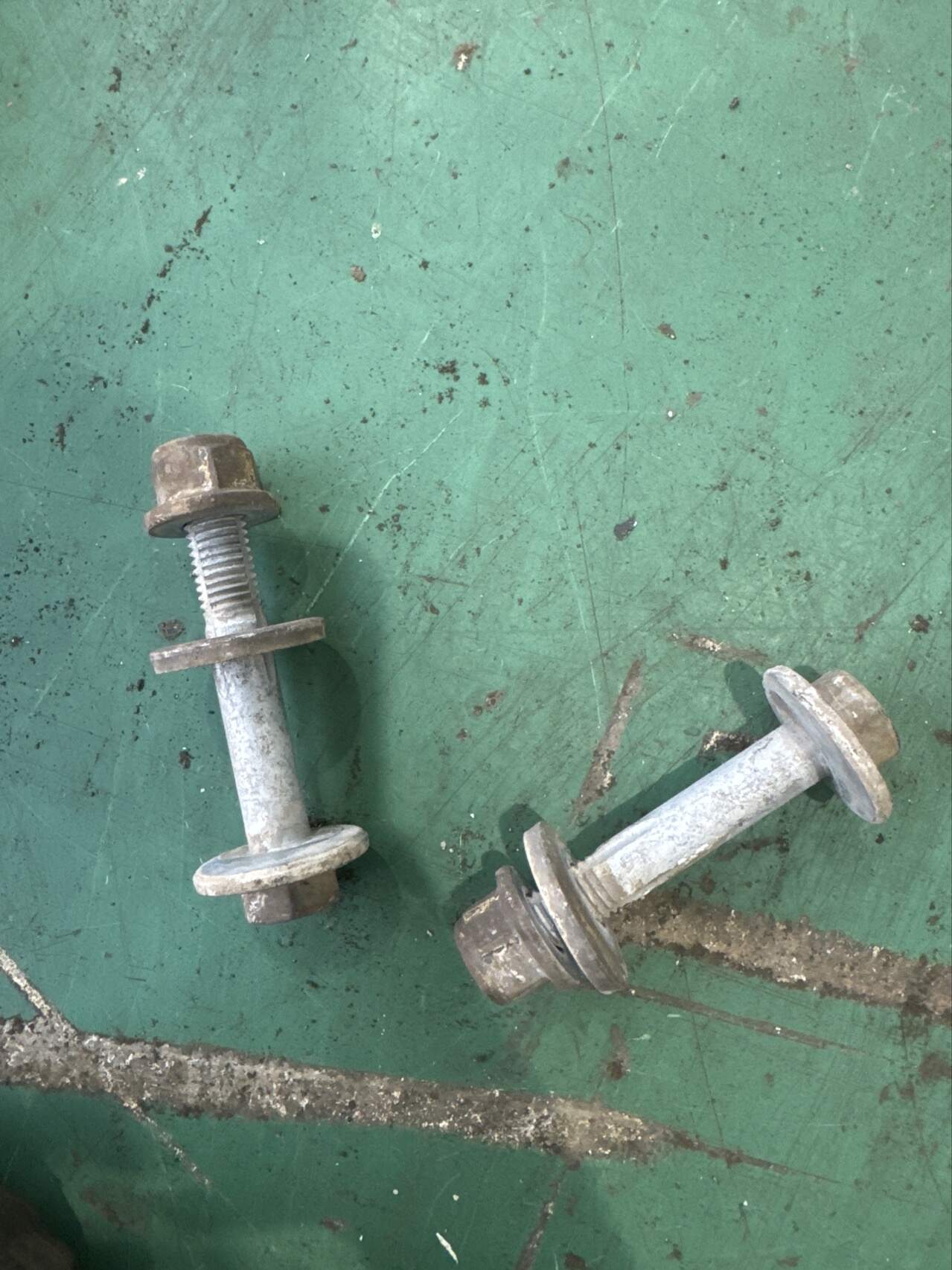 LR002577 Bolt