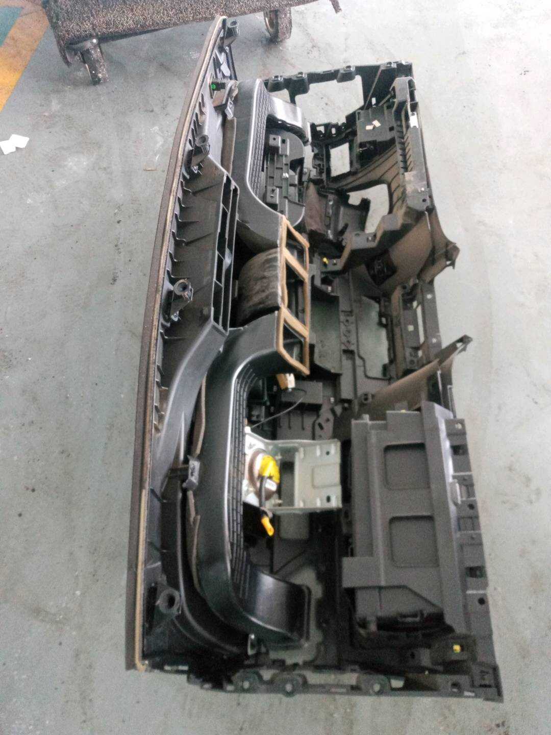 106805055600734 仪表台壳