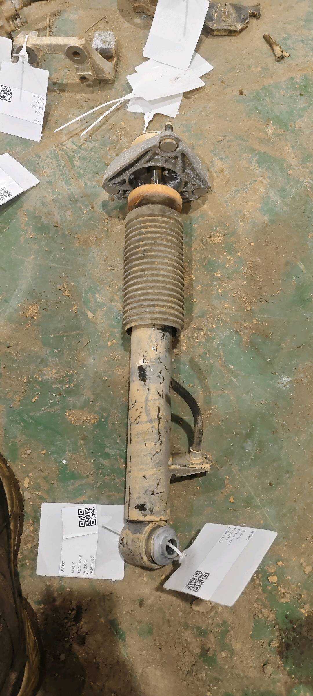 33506867864 后减震器顶胶(右)
