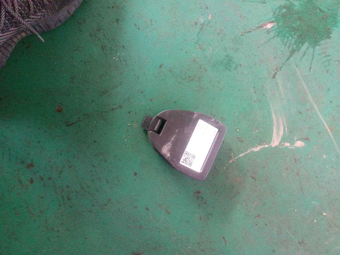 8W0860285 警告三角标志支架