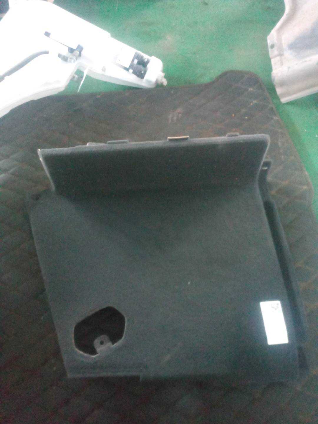 51477289992 尾盖侧装饰板钩