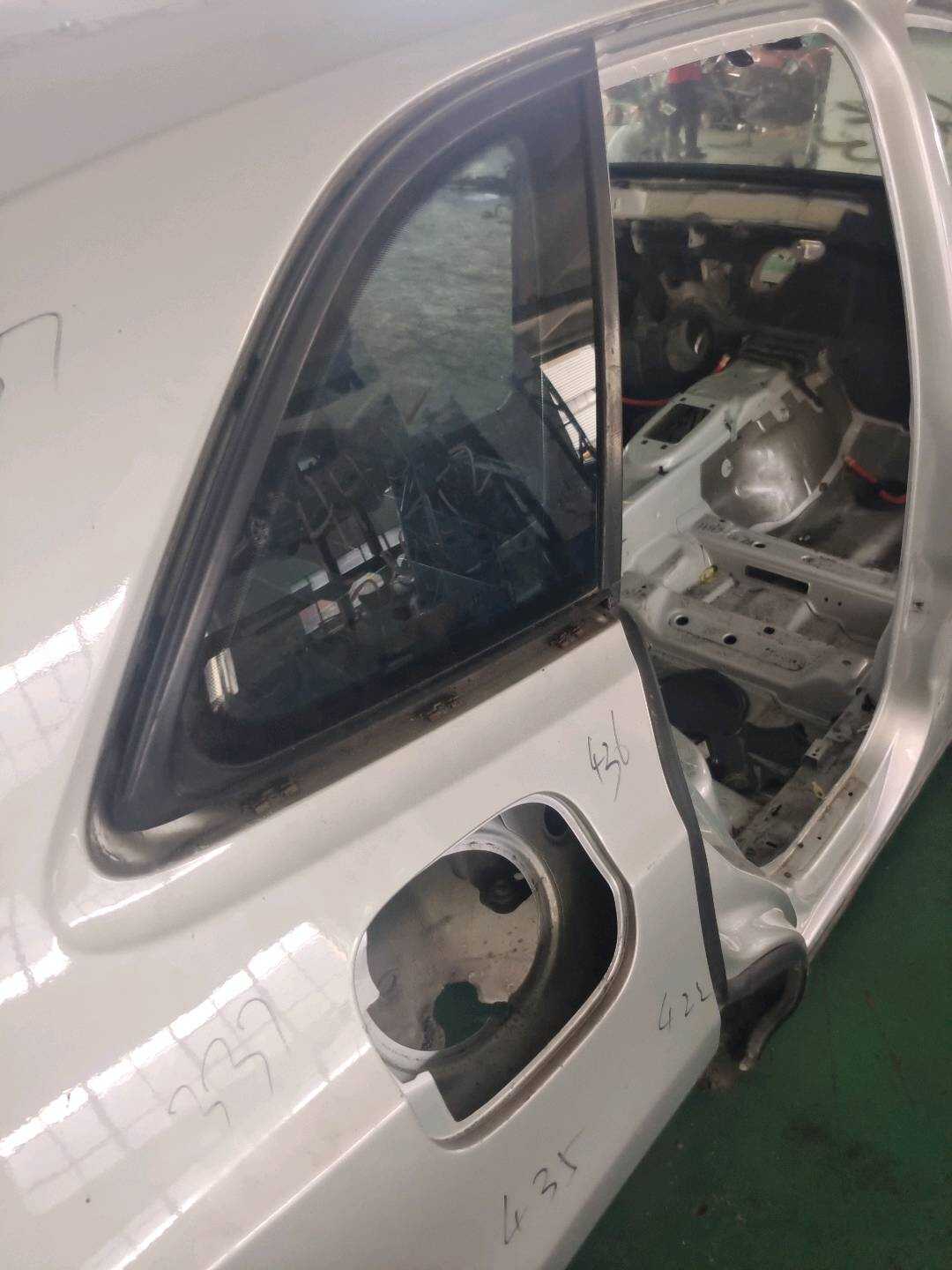 8R0845300F 后侧围玻璃（右）