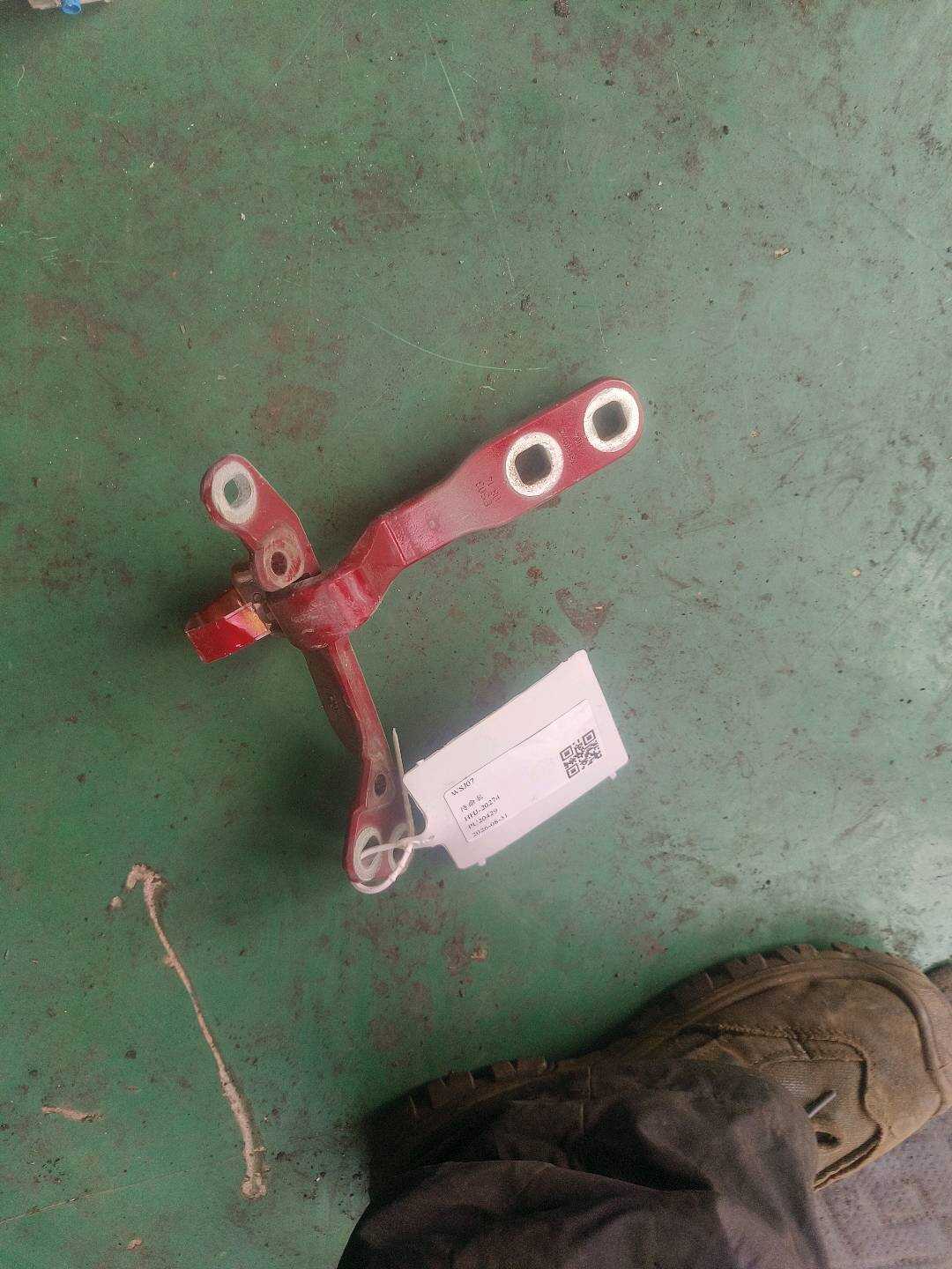 41007387532 尾盖铰链(右)