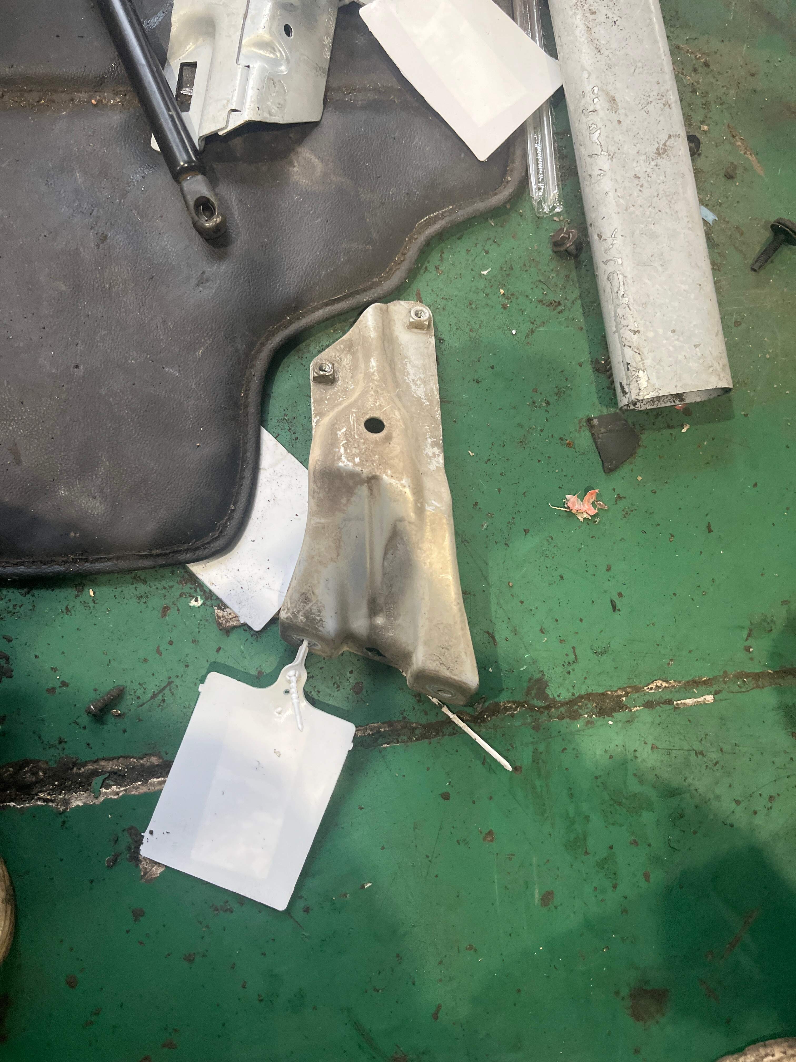 5K6821136 Front Fender Mounting Bracket, Right