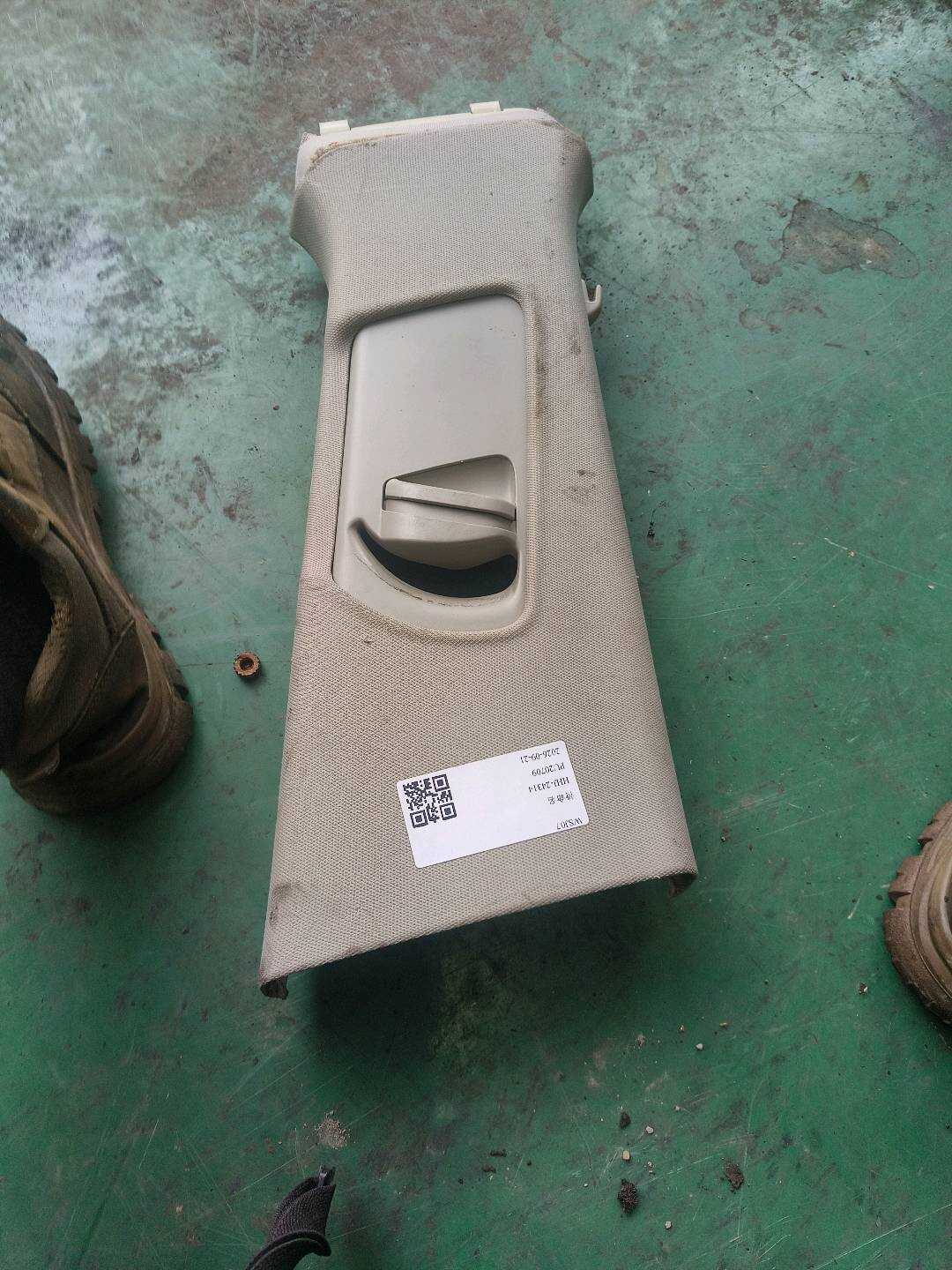 8R0867244F B柱内衬（右上）