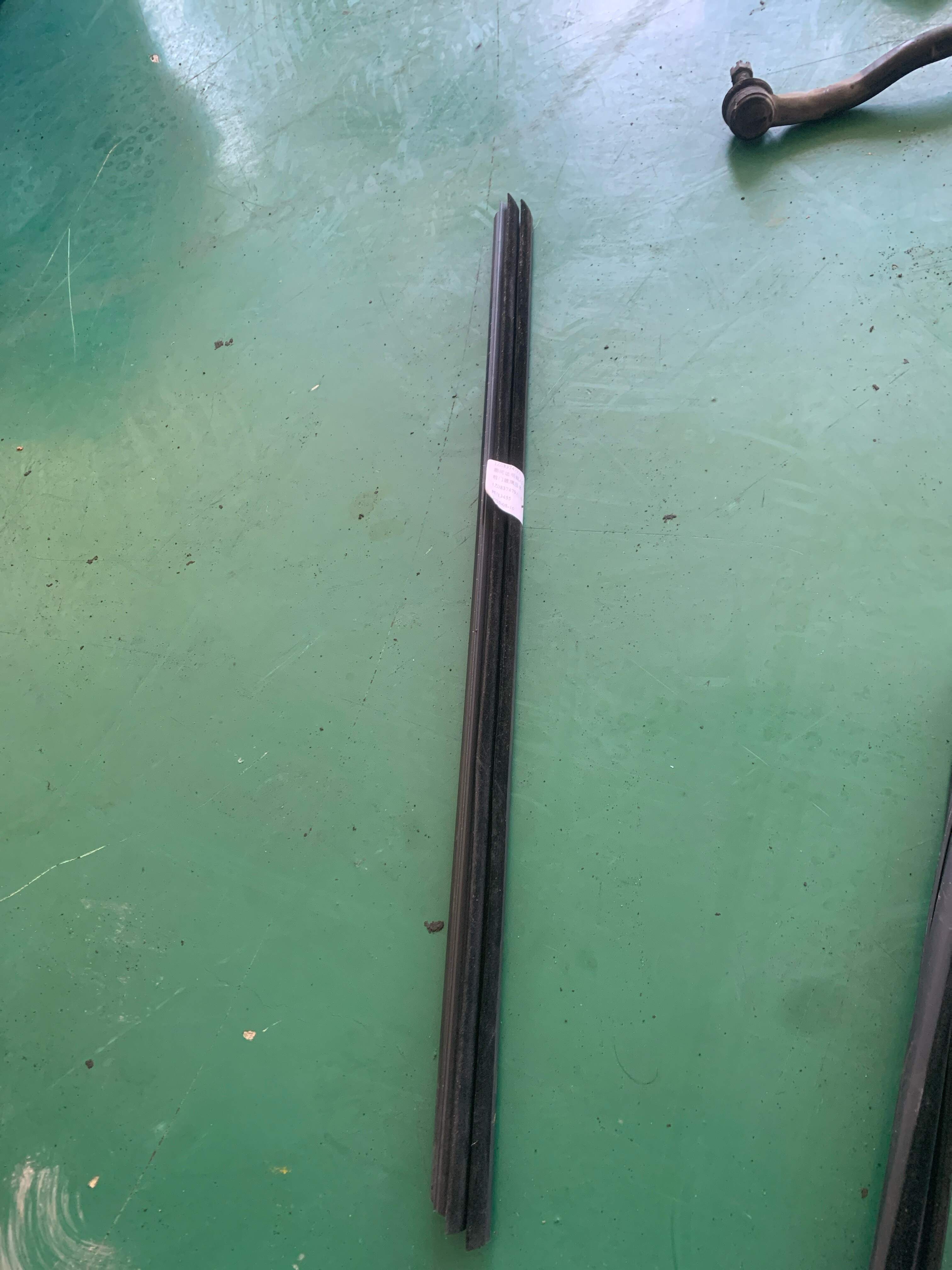 1Z0837479A 前门玻璃压条(左内)