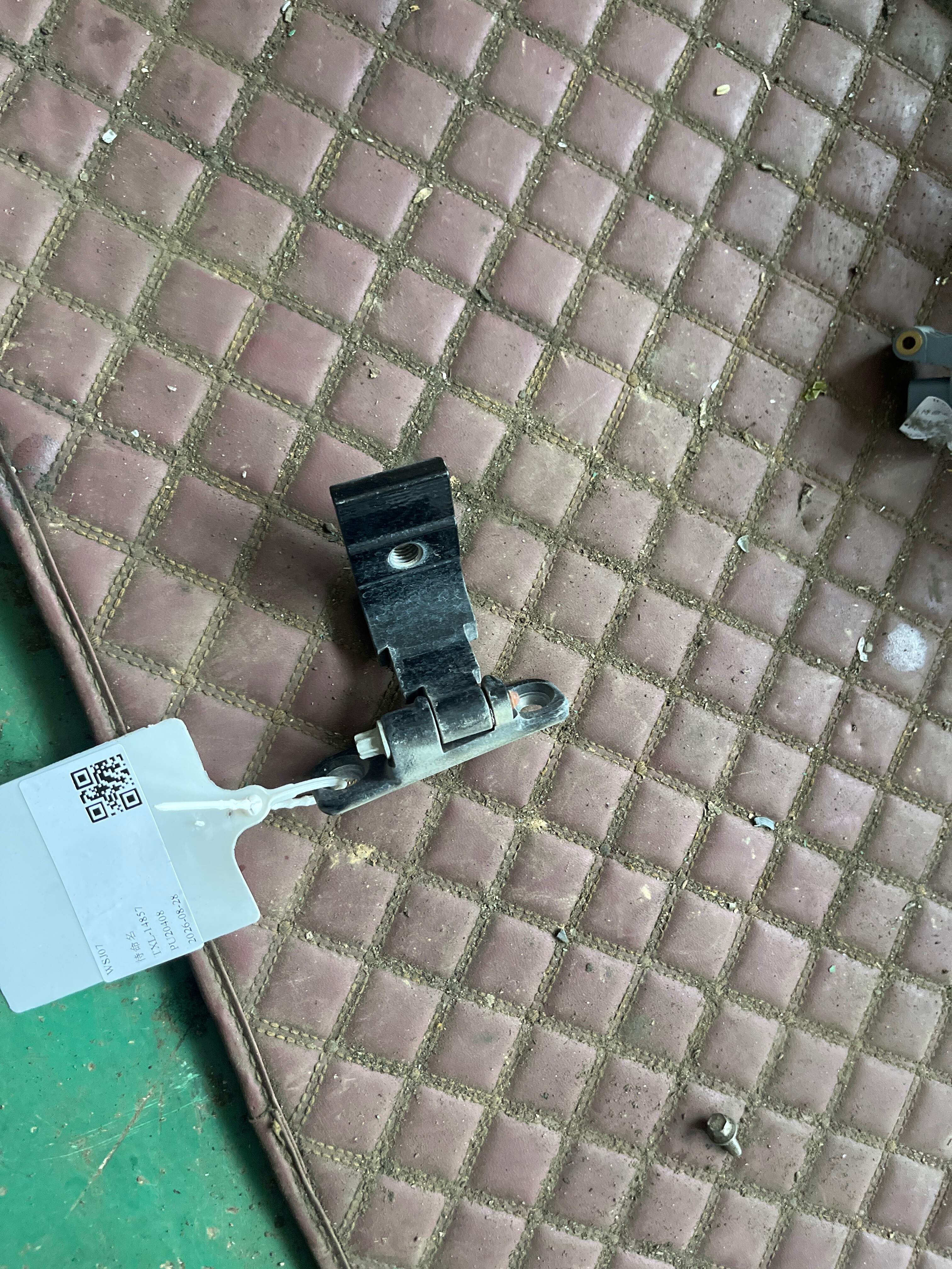 41007203990 后门铰链(右下)