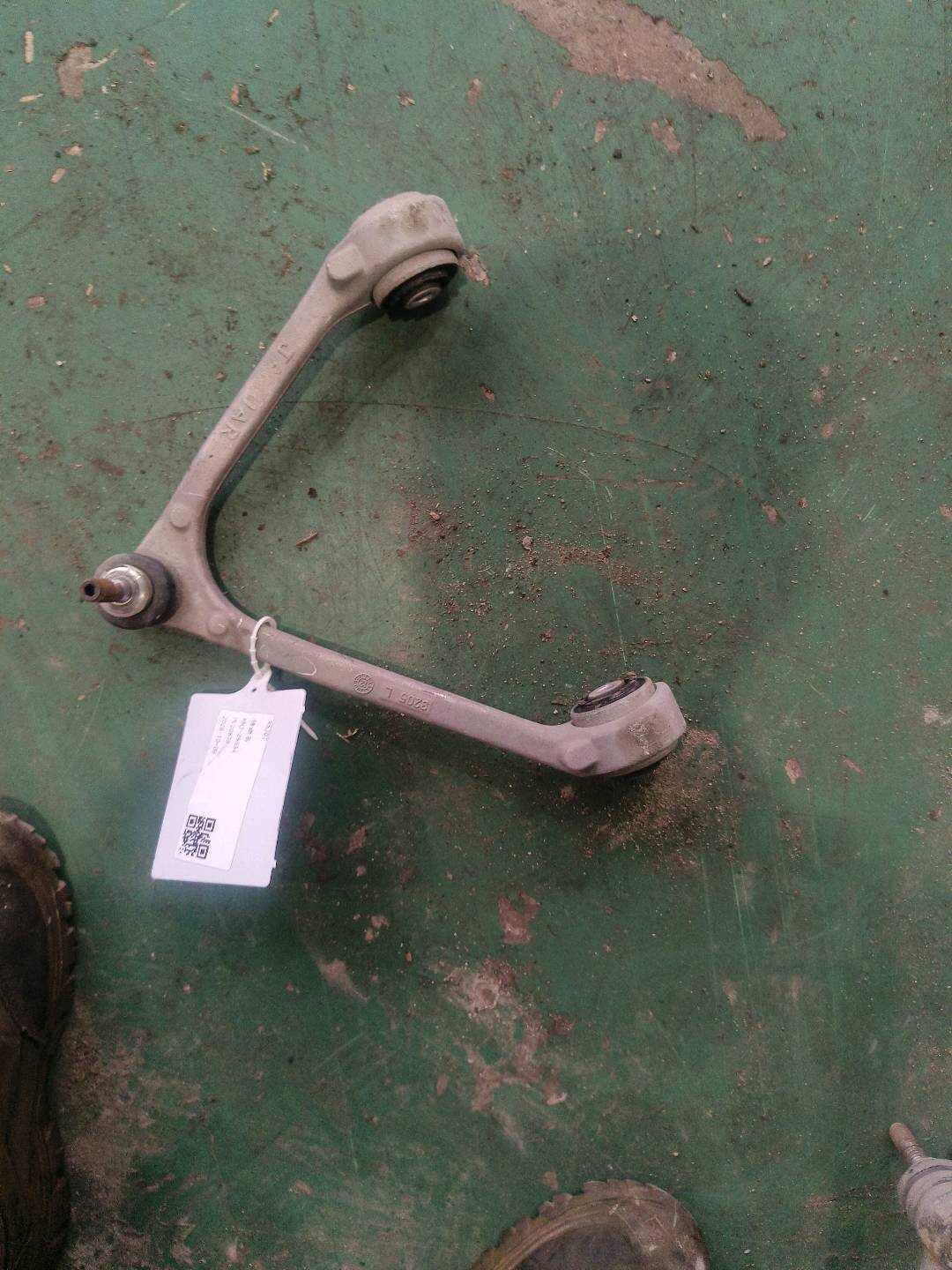 XR857884 前上摆臂(左)