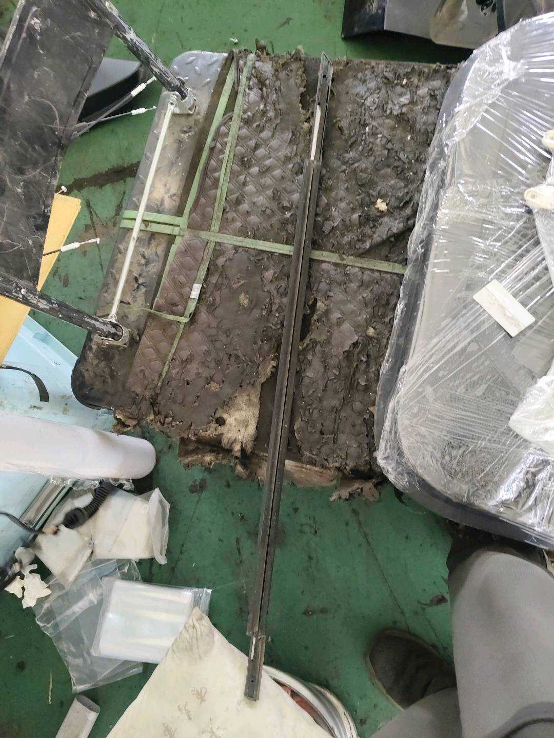 B012395 右前门玻璃外压条