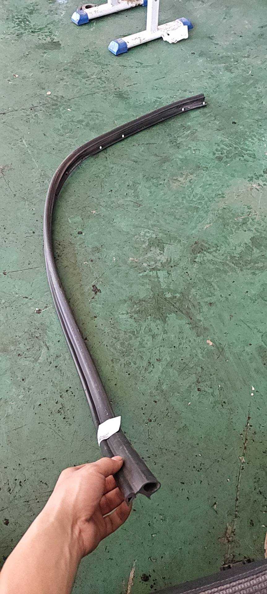 51337221180 前门车门密封胶条(右)