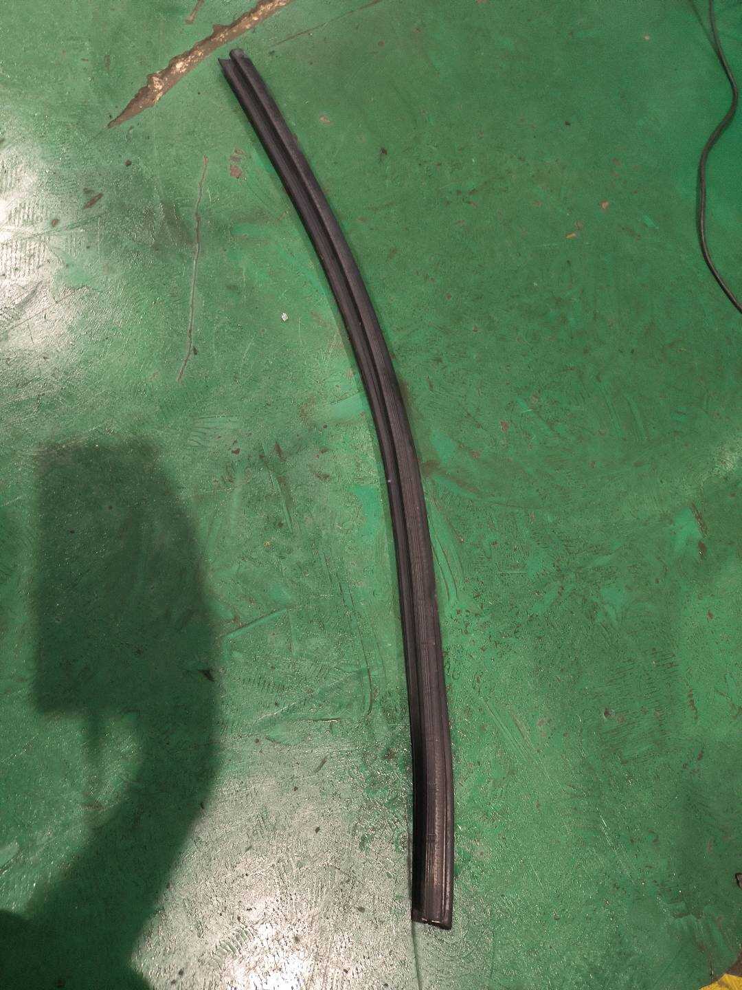 L8R0837480B Front Door Window Molding (Right Inner)