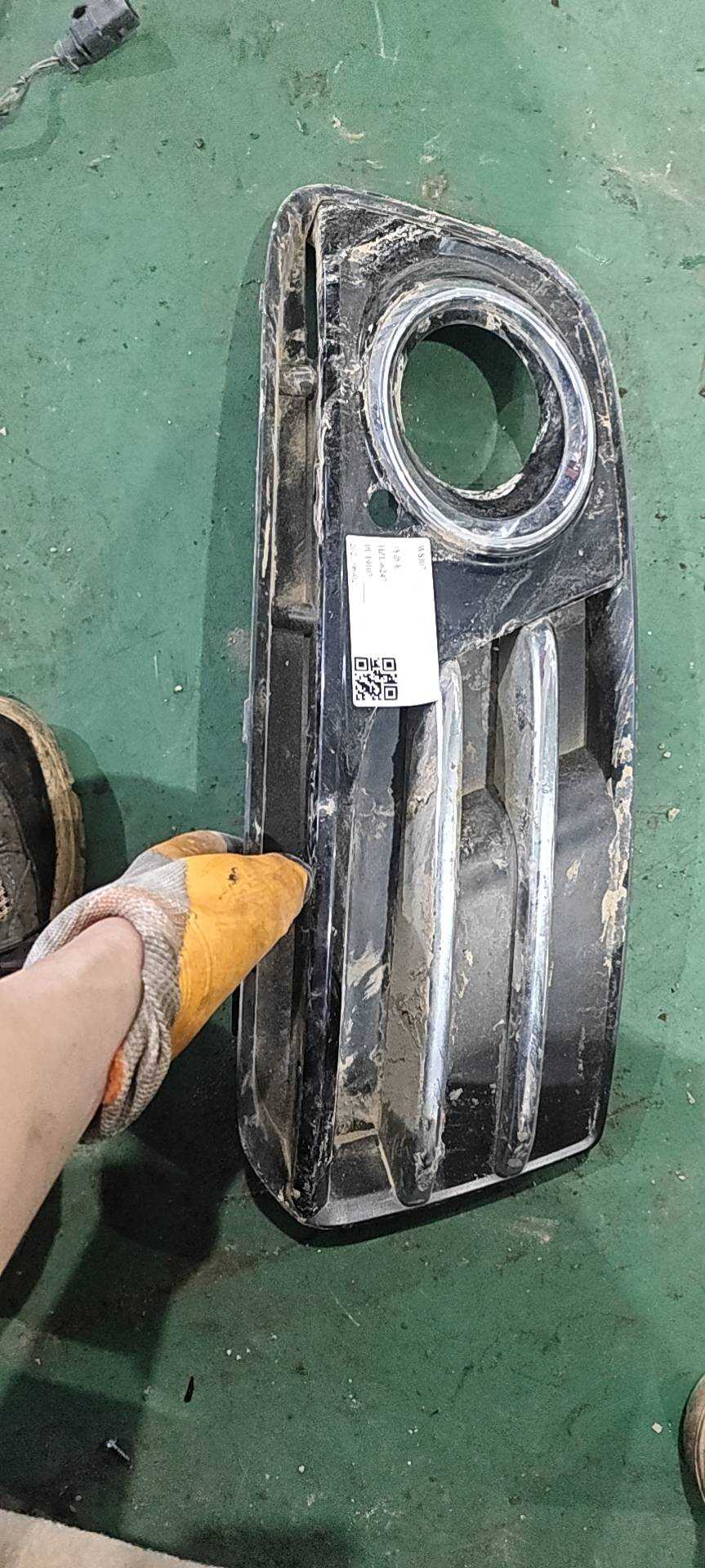 8R0807682J Front Fog Light Cover, Right