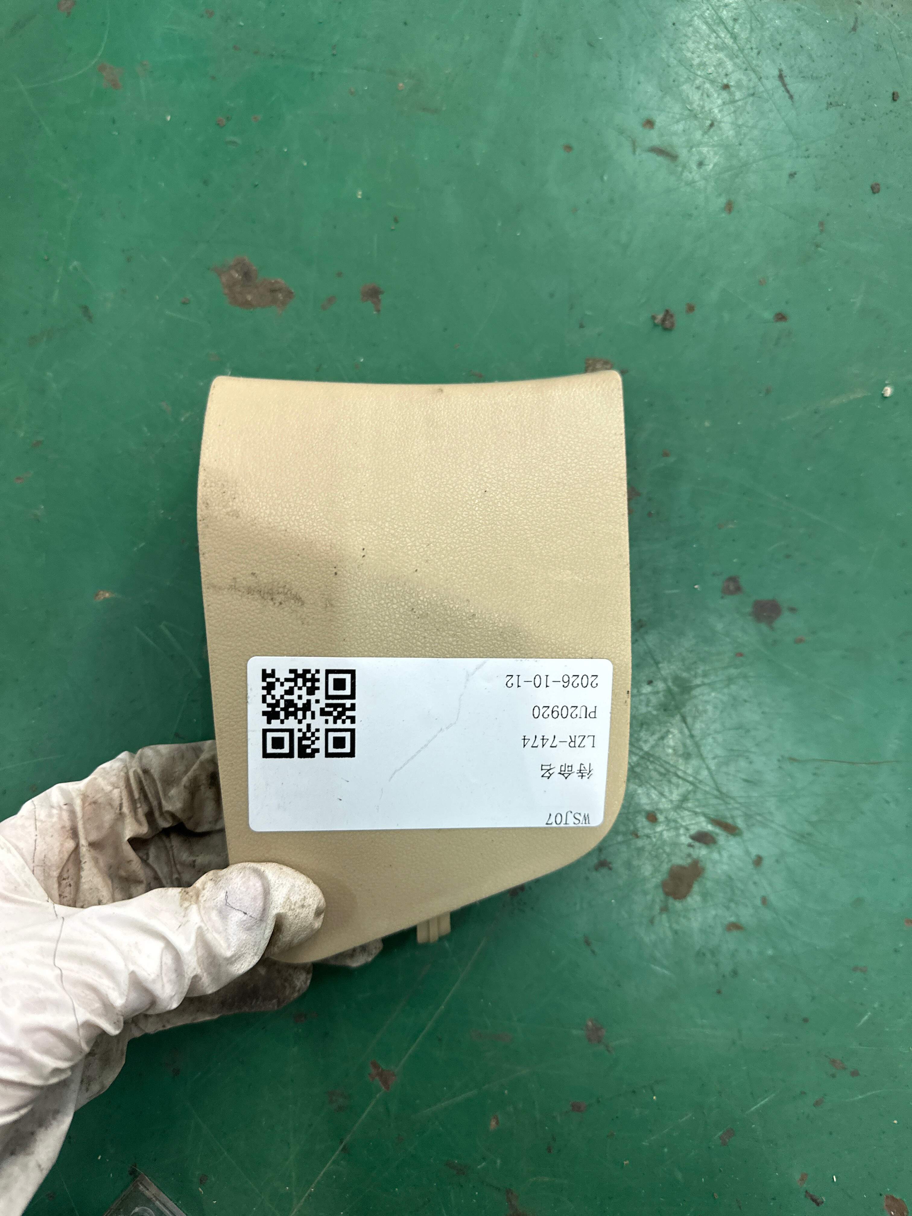 7317833030A0 右侧安全带锚定器盖