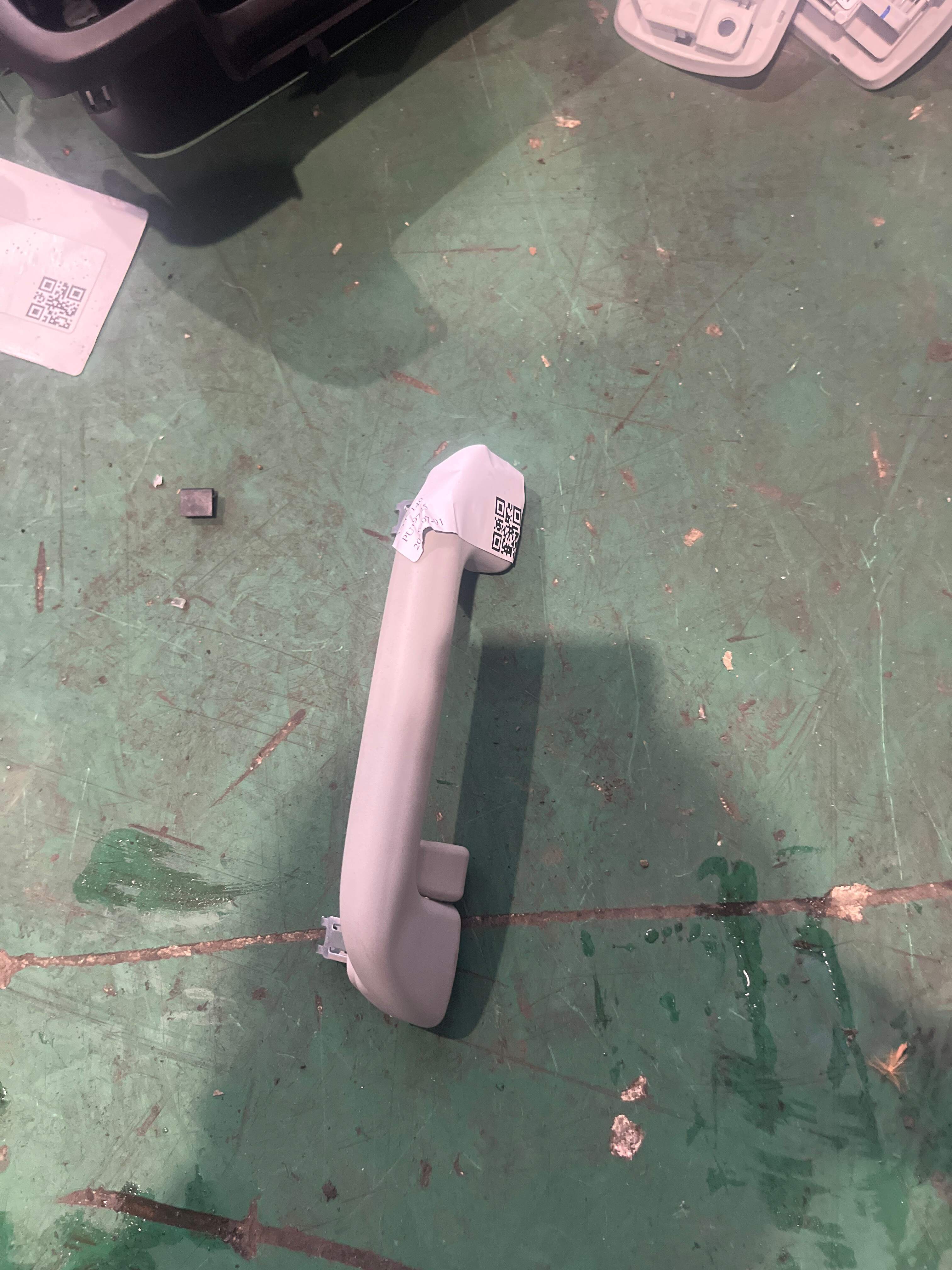 8215200AKZ16A 左后顶棚拉手总成