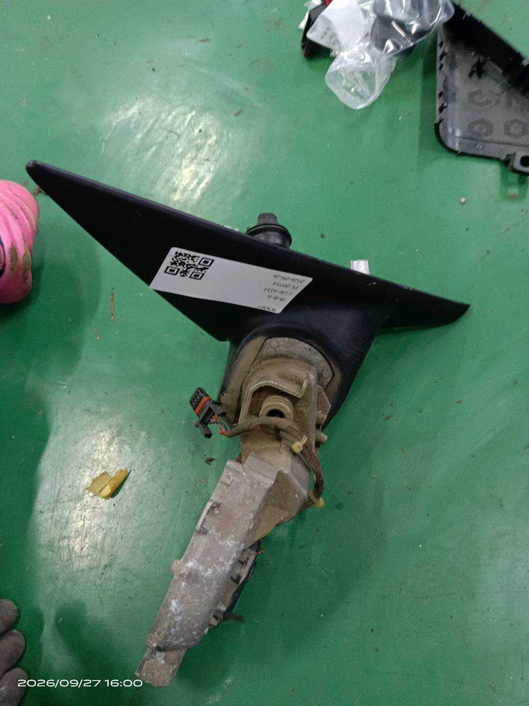 51167189978 倒车镜固定座(右)