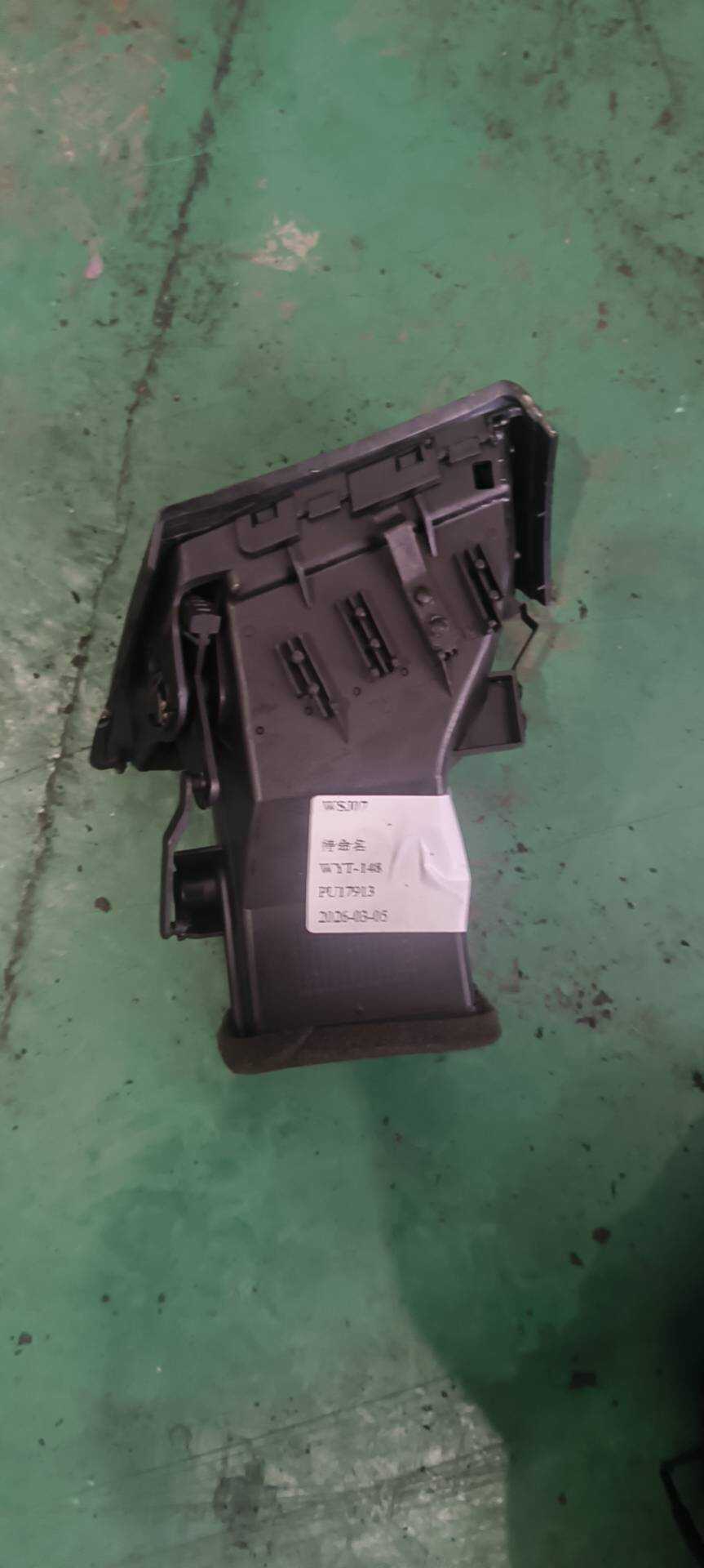 64319142115 Dashboard Vent
