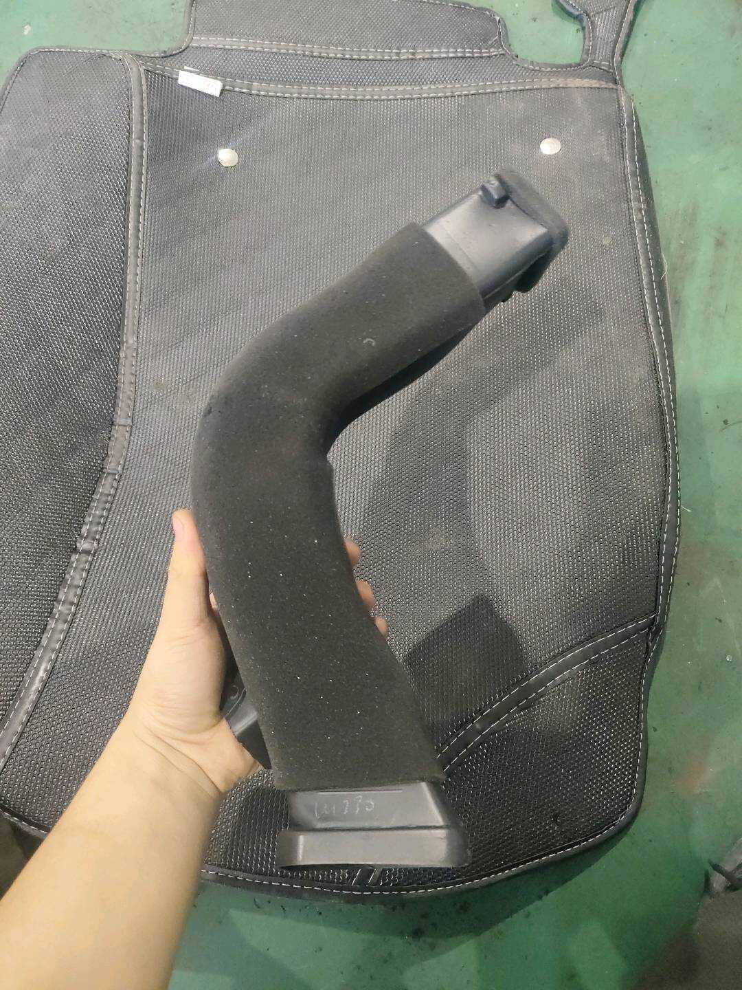 B013134 Right Air Duct