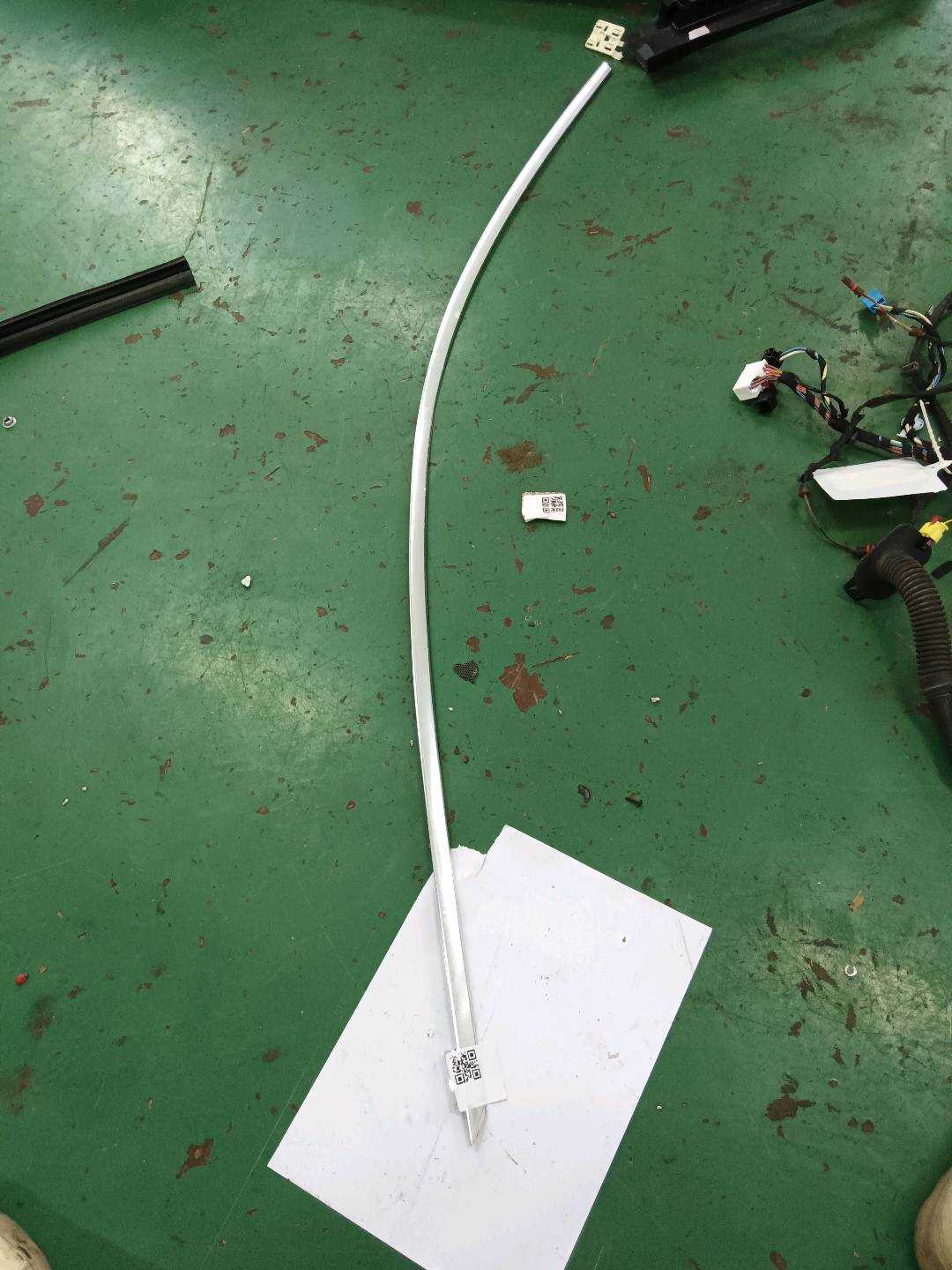 8WD837643 Front Door Window Outer Molding (Upper Left)