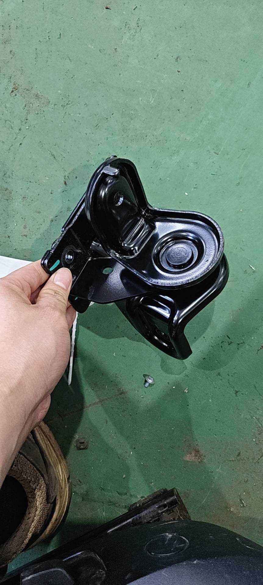 6600074839 后排靠背中间支架