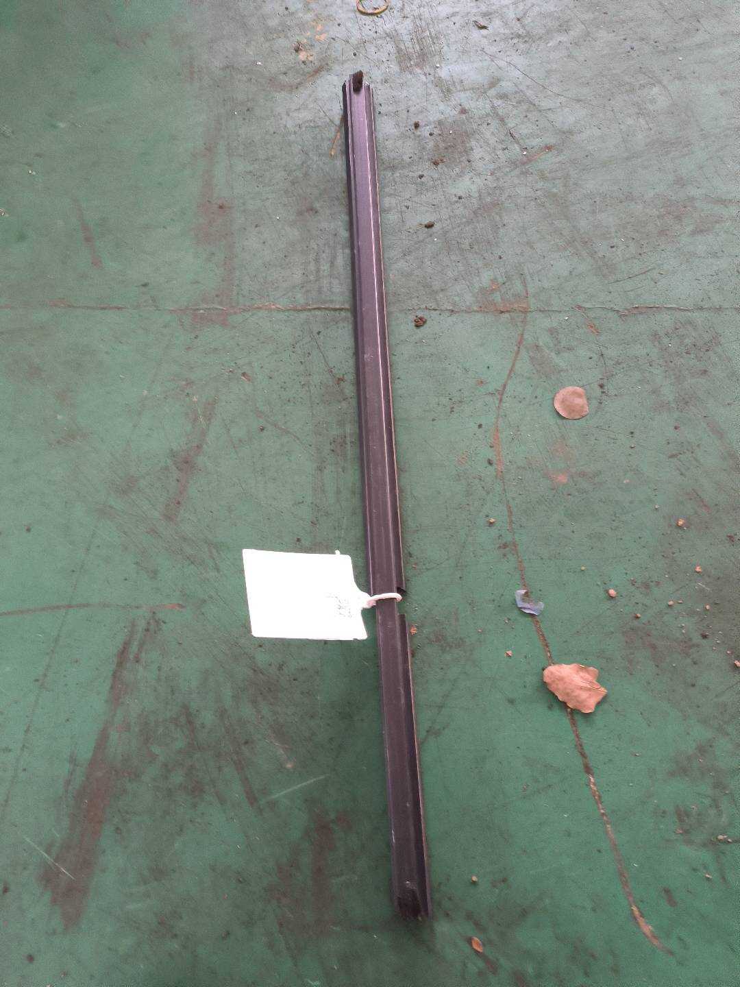 828346HK0A 后门玻璃内压条(右)