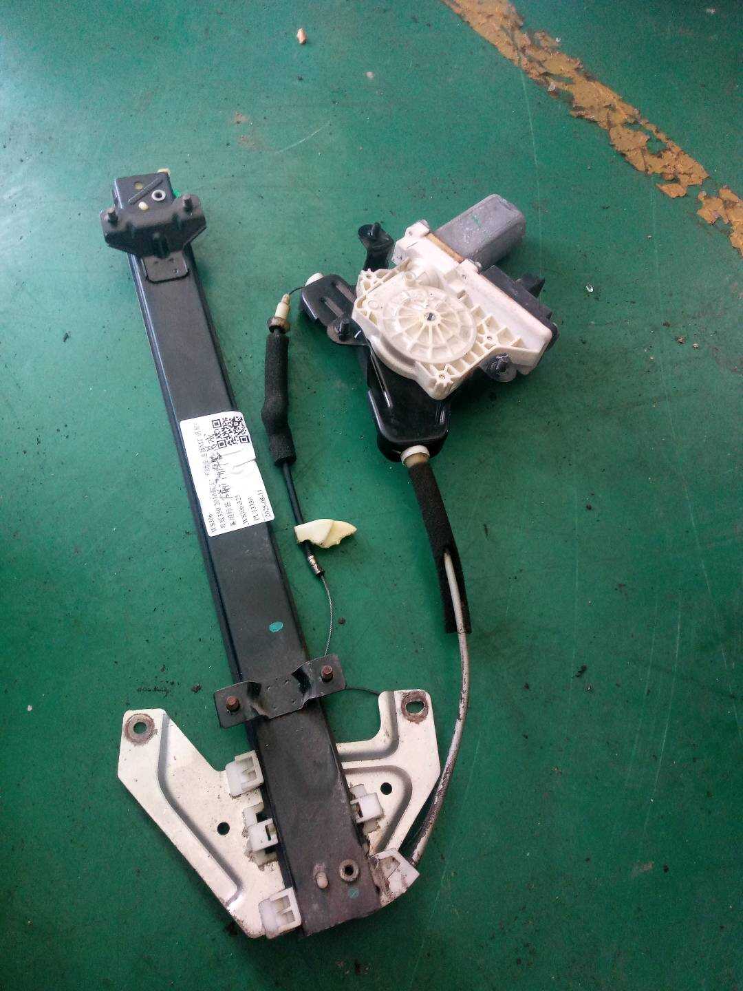 50011728 Front Door Window Regulator Assembly, Right
