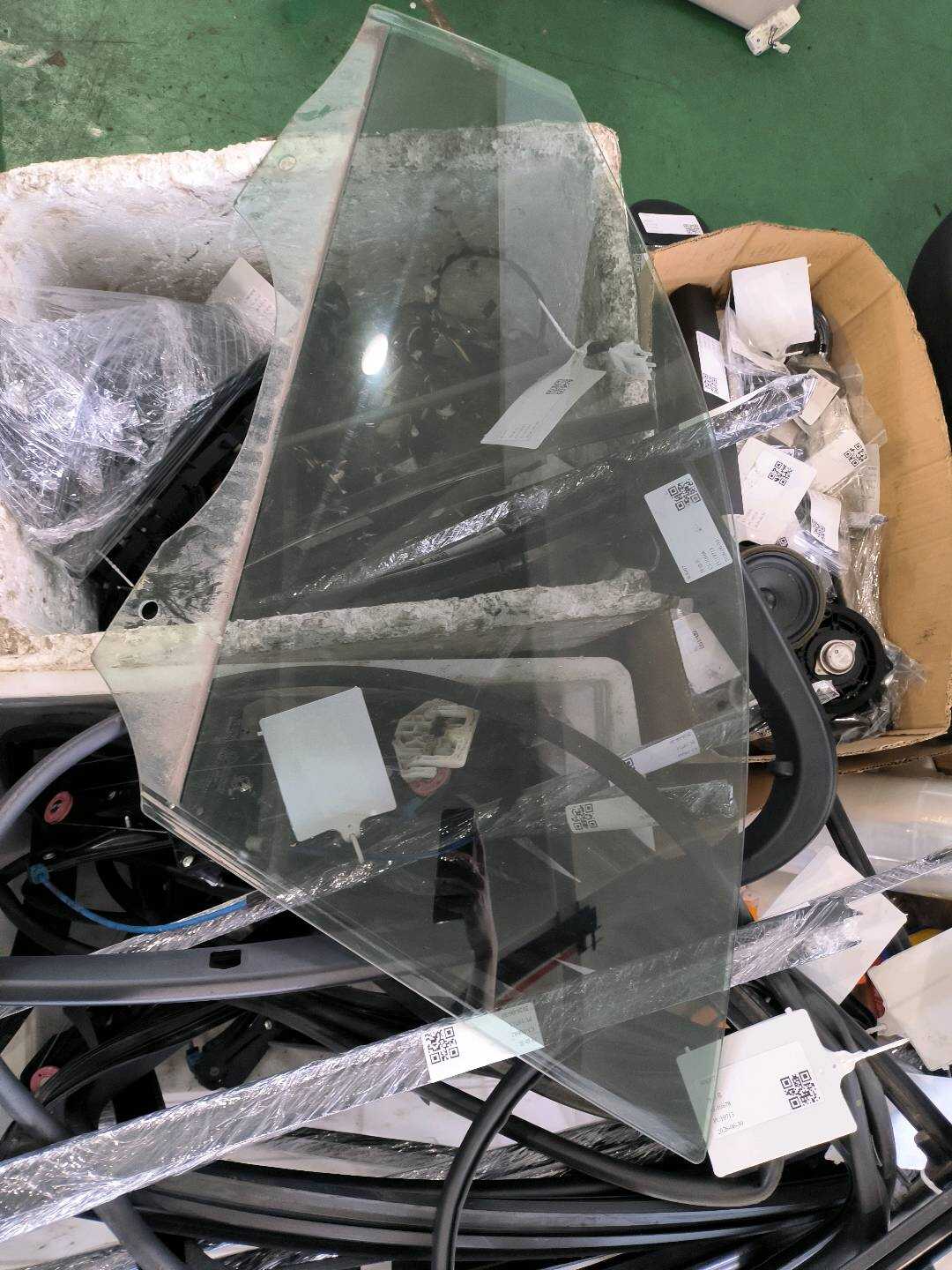 51332458071 前门玻璃(左)