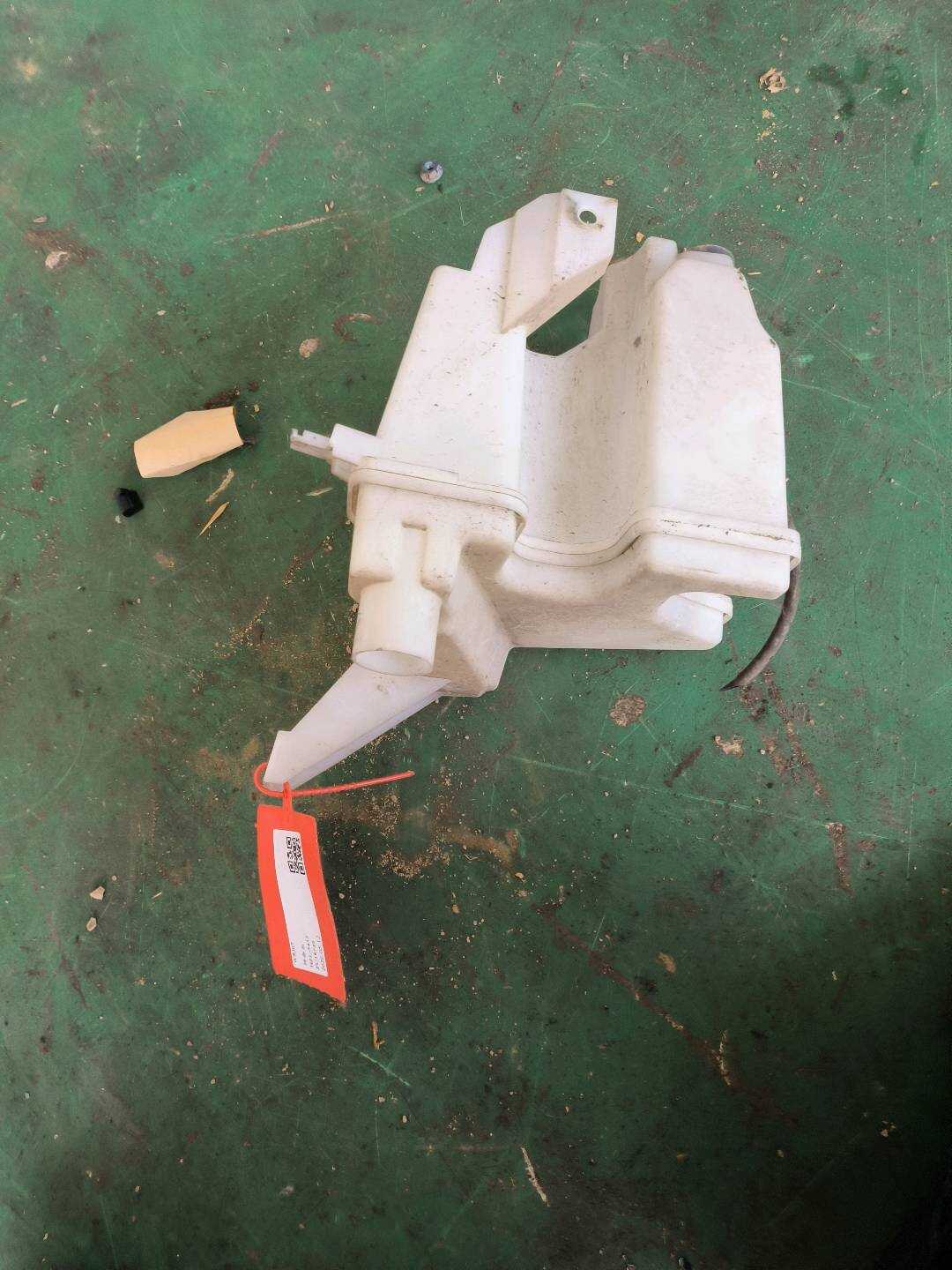 289103RA0A Front Windshield Washer Reservoir