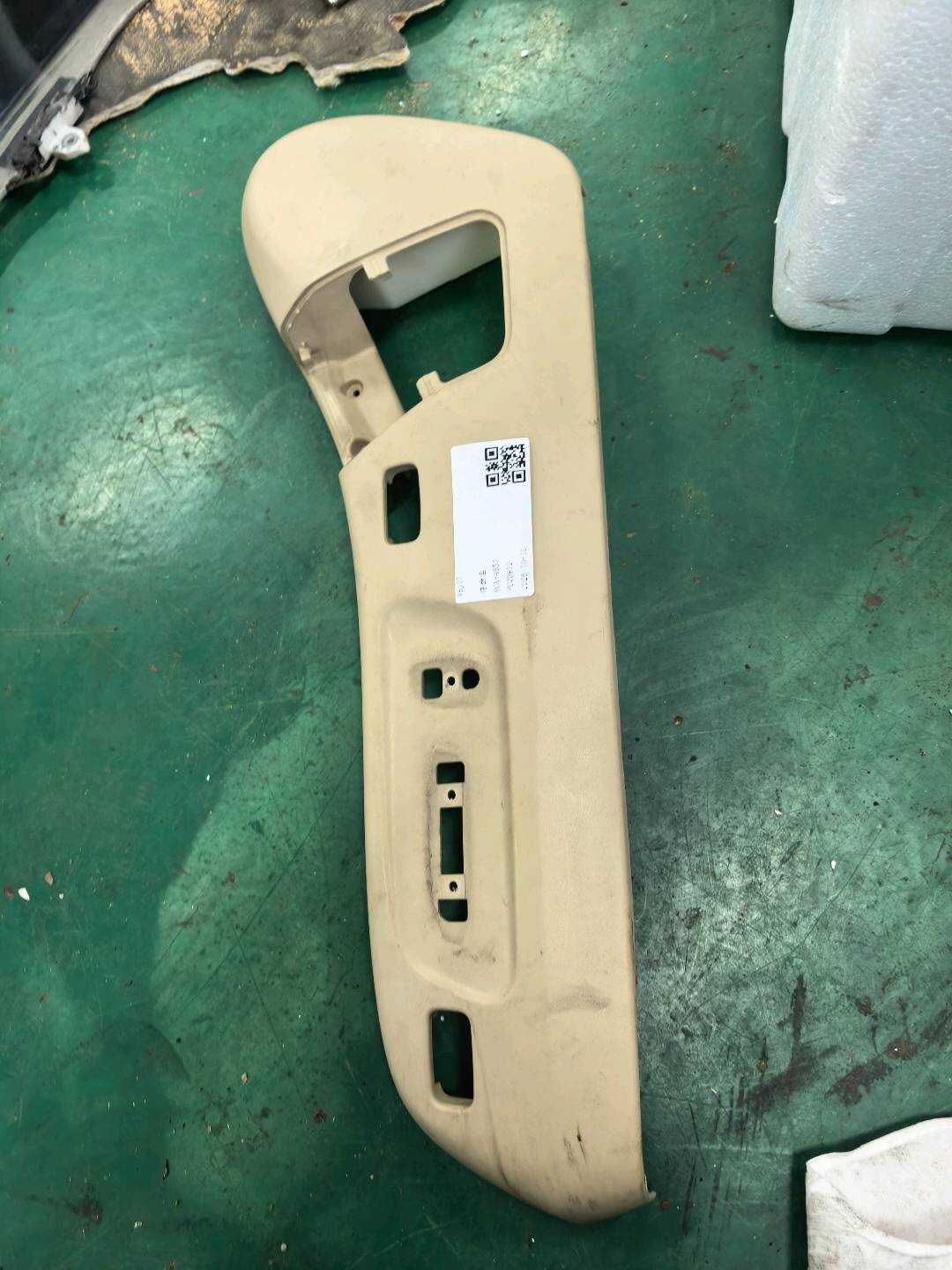 7181233290A0 驾驶员座椅侧饰板(左)