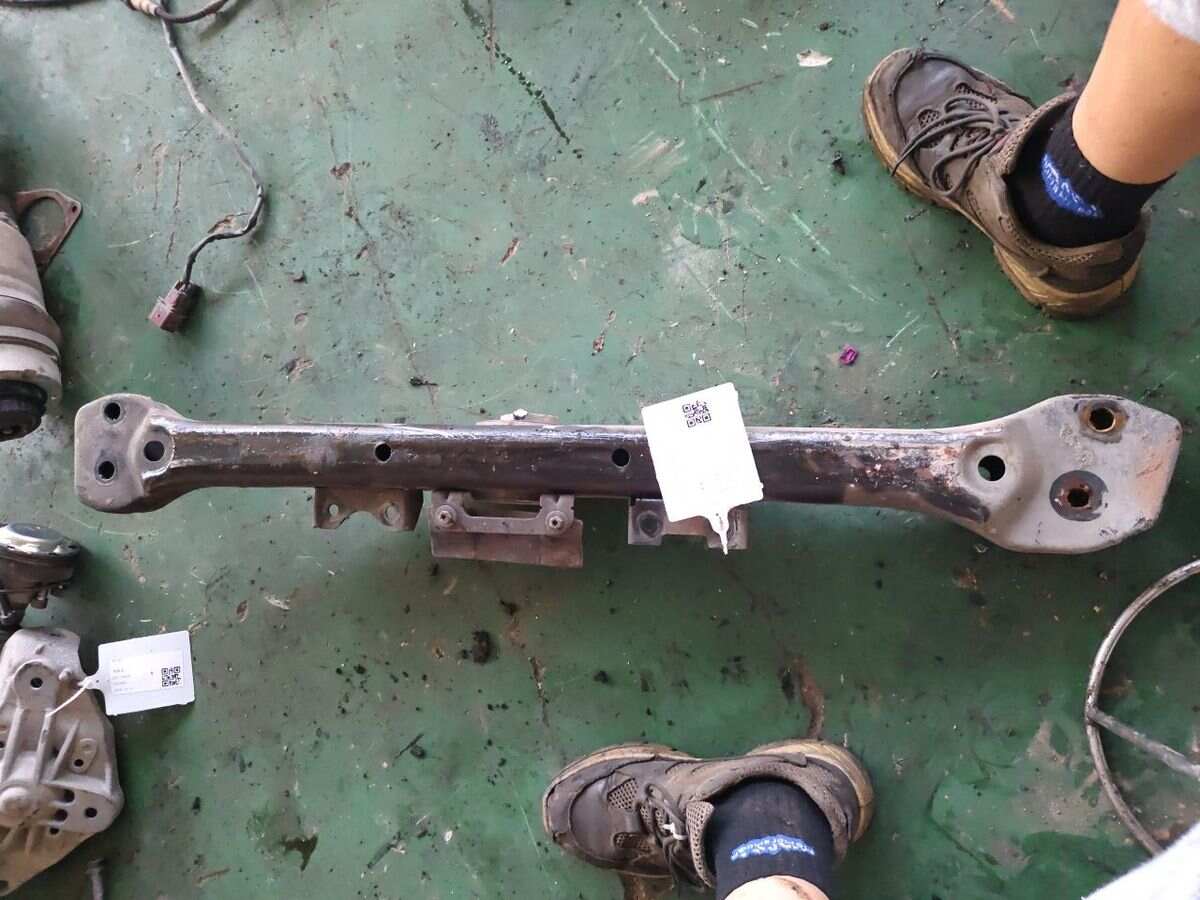 7L0399225C Transmission Crossmember