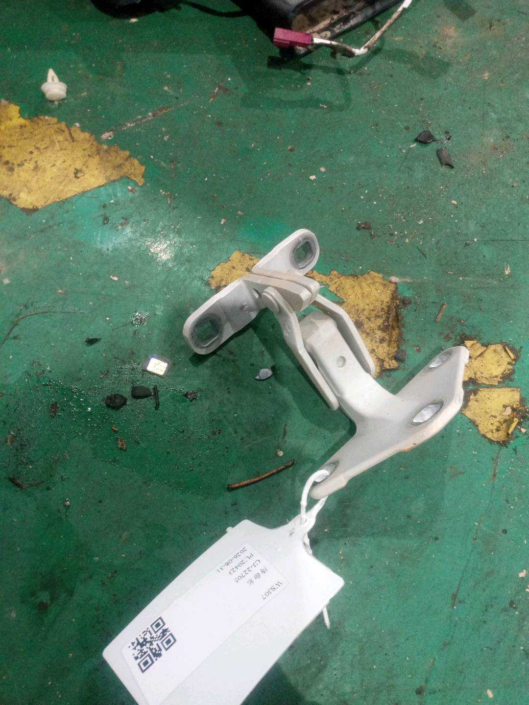 41007378126 尾盖铰链(右下)