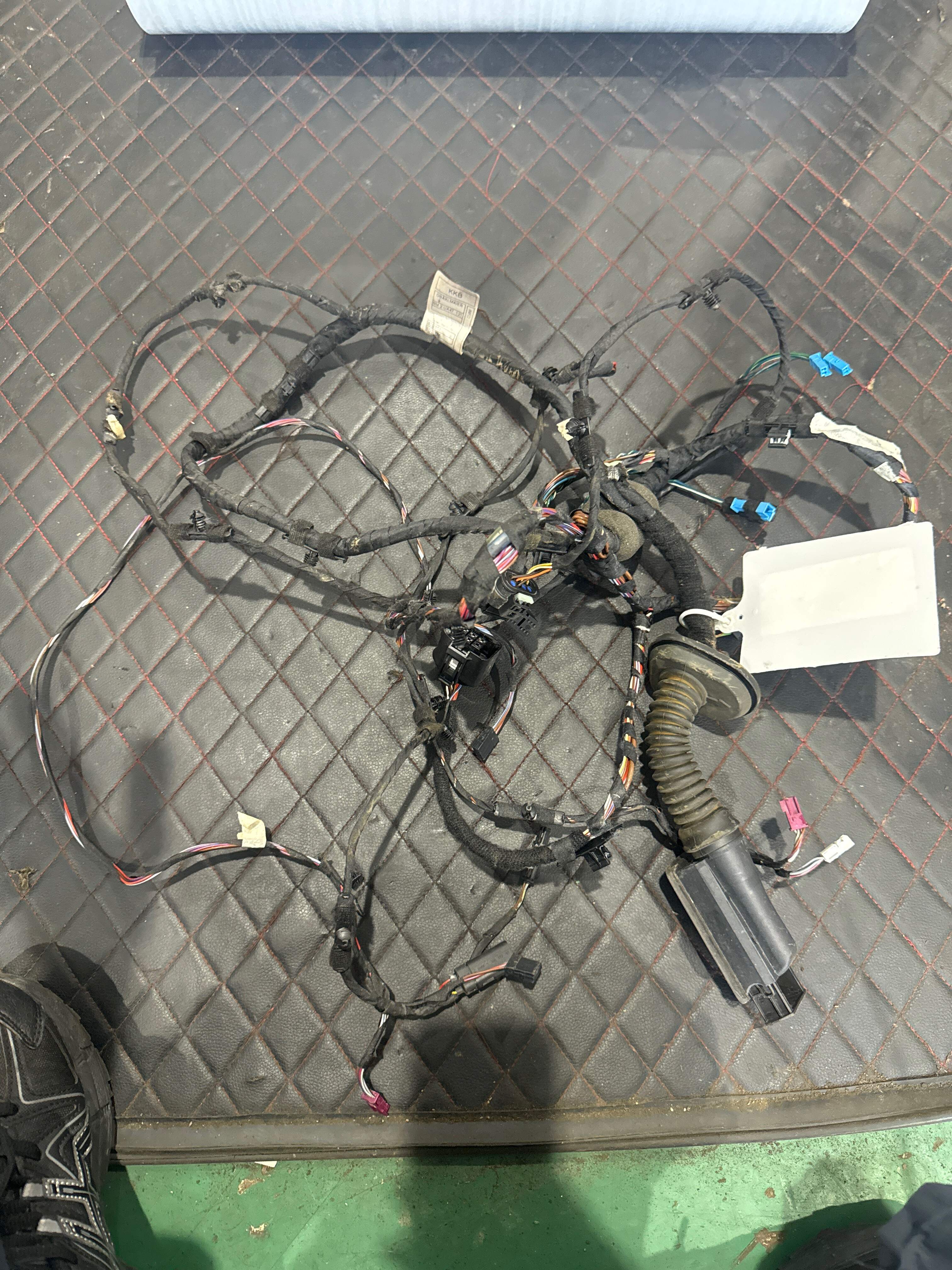 61128792852 前门线束
