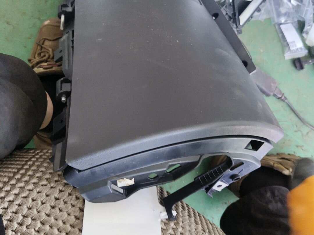 T2H6947PVJ 仪表台杂物箱总成