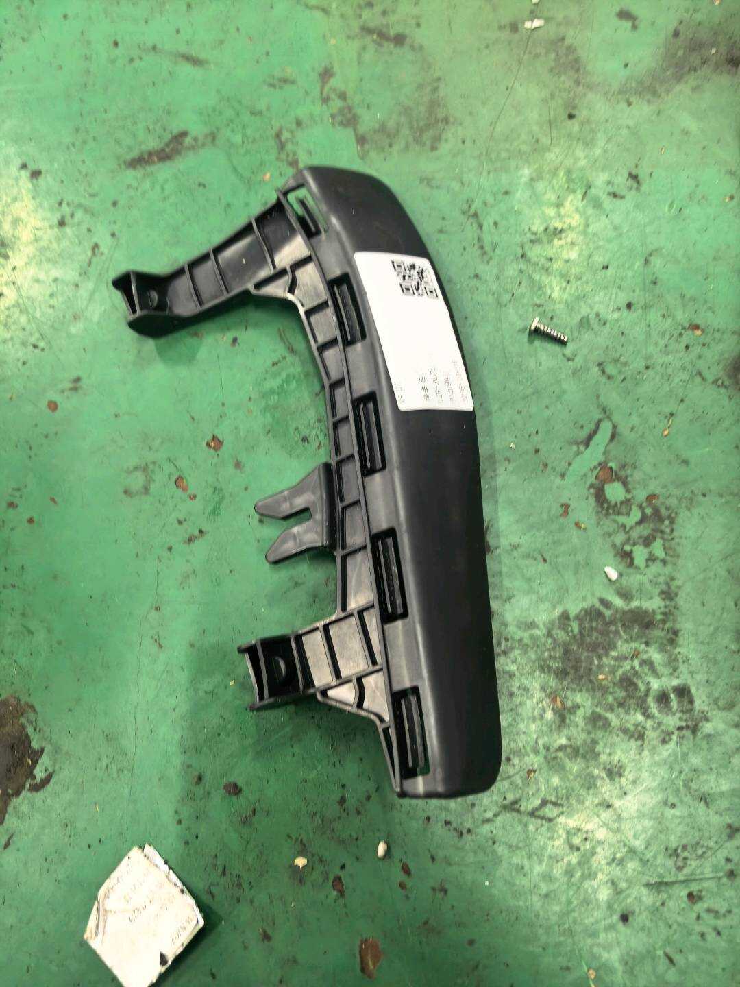 52109807842 Bracket Right