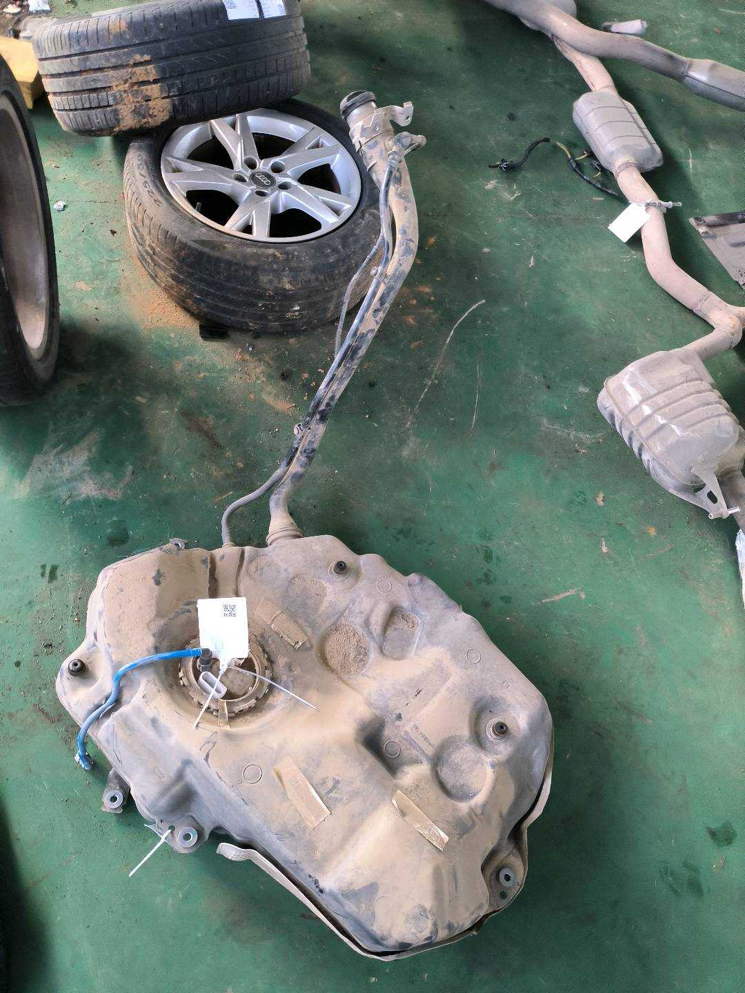L8WD201060 燃油箱