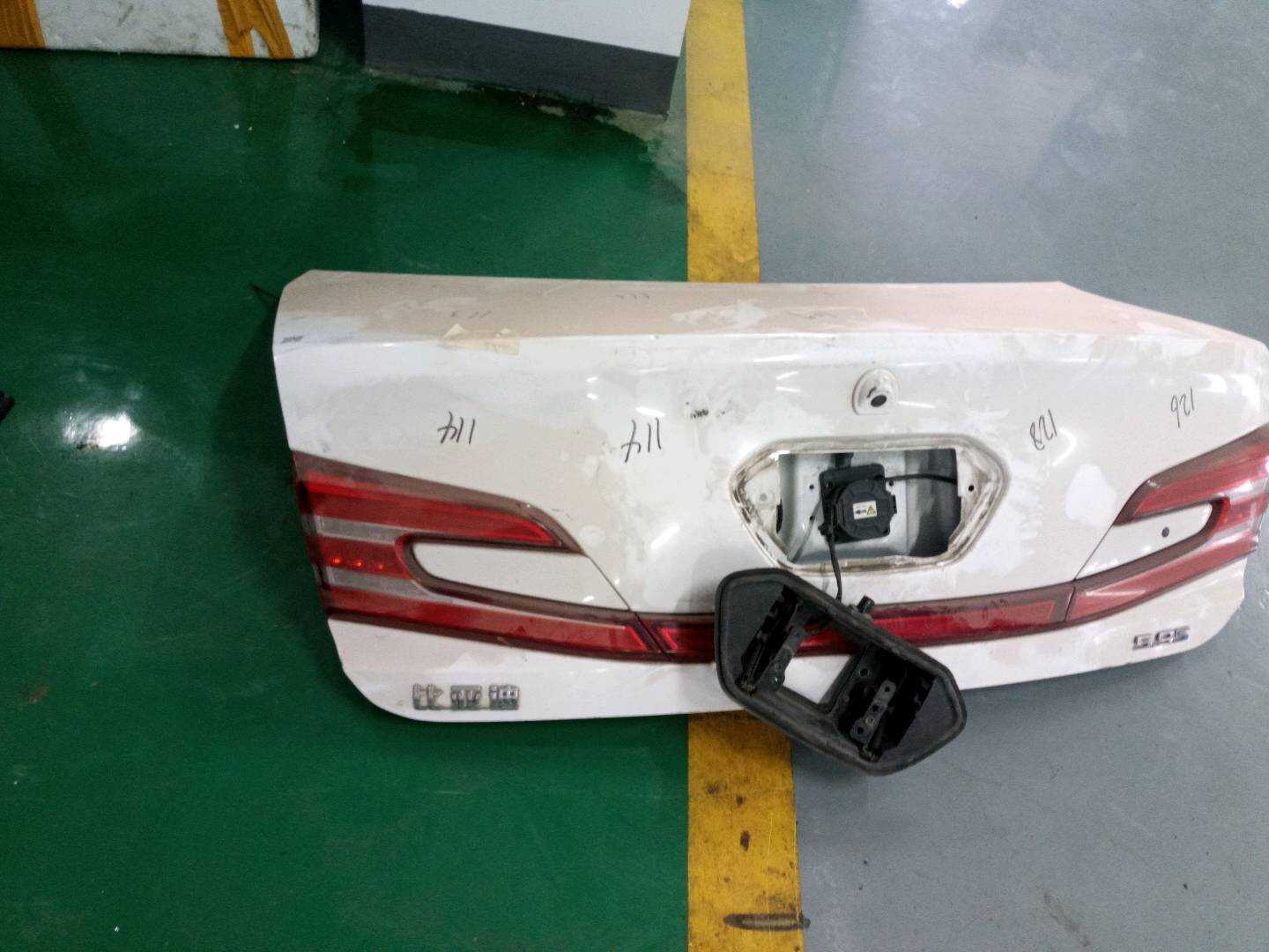 1111393200 尾盖总成