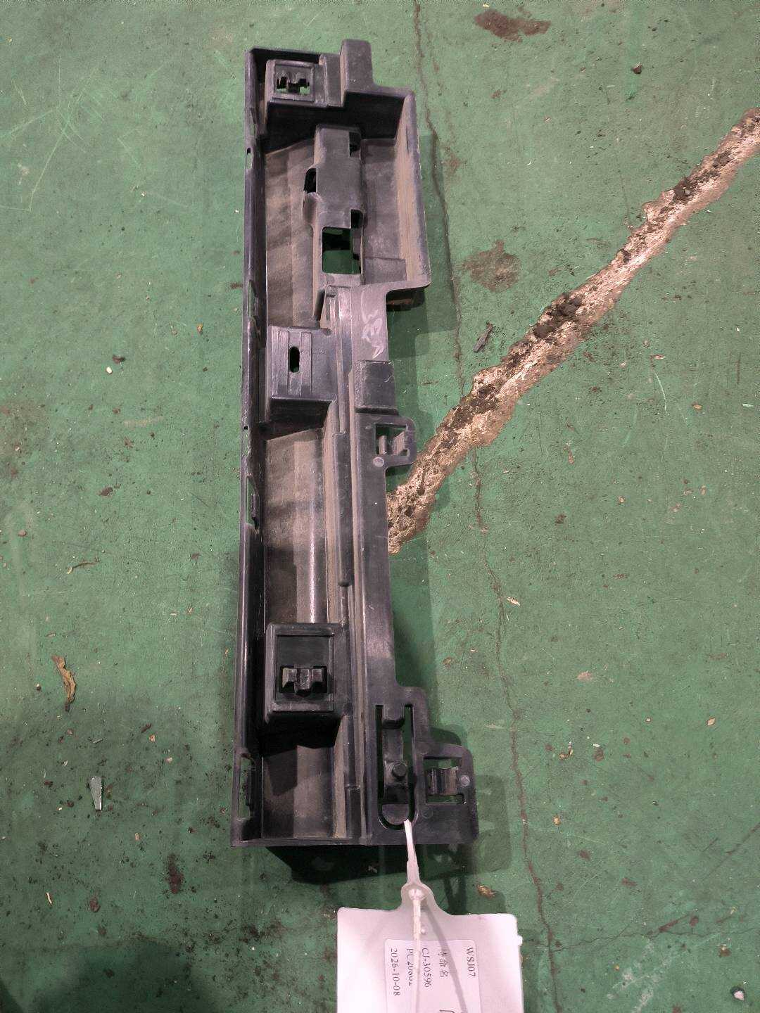 51777256918 侧门槛加强筋(右中)