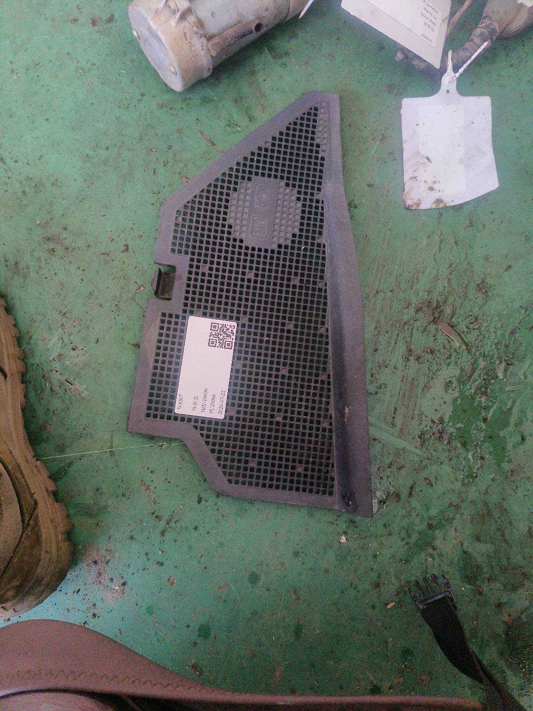T4A4300 前风挡雨水收集器盖(左)