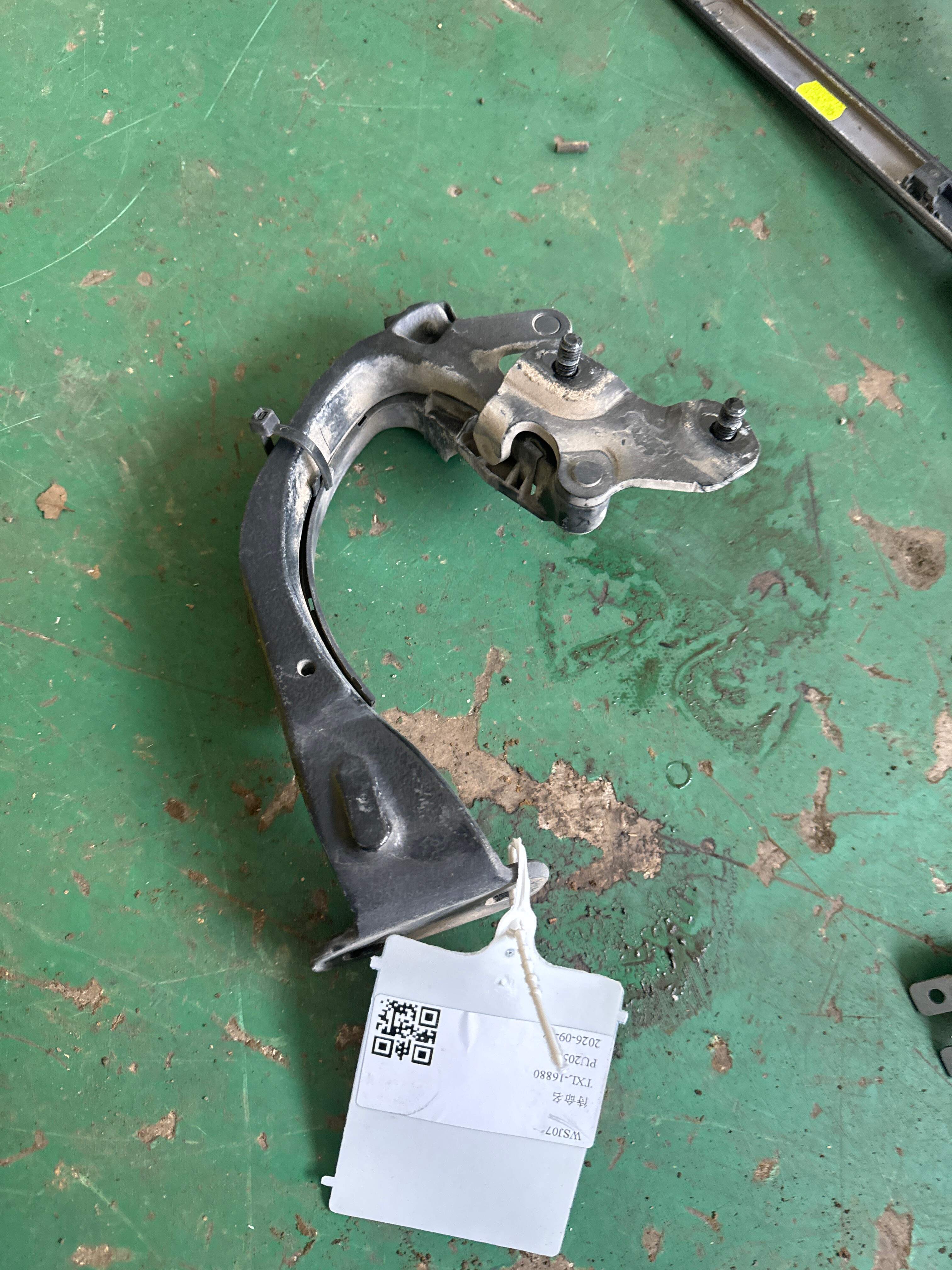 41007233586 Hinge