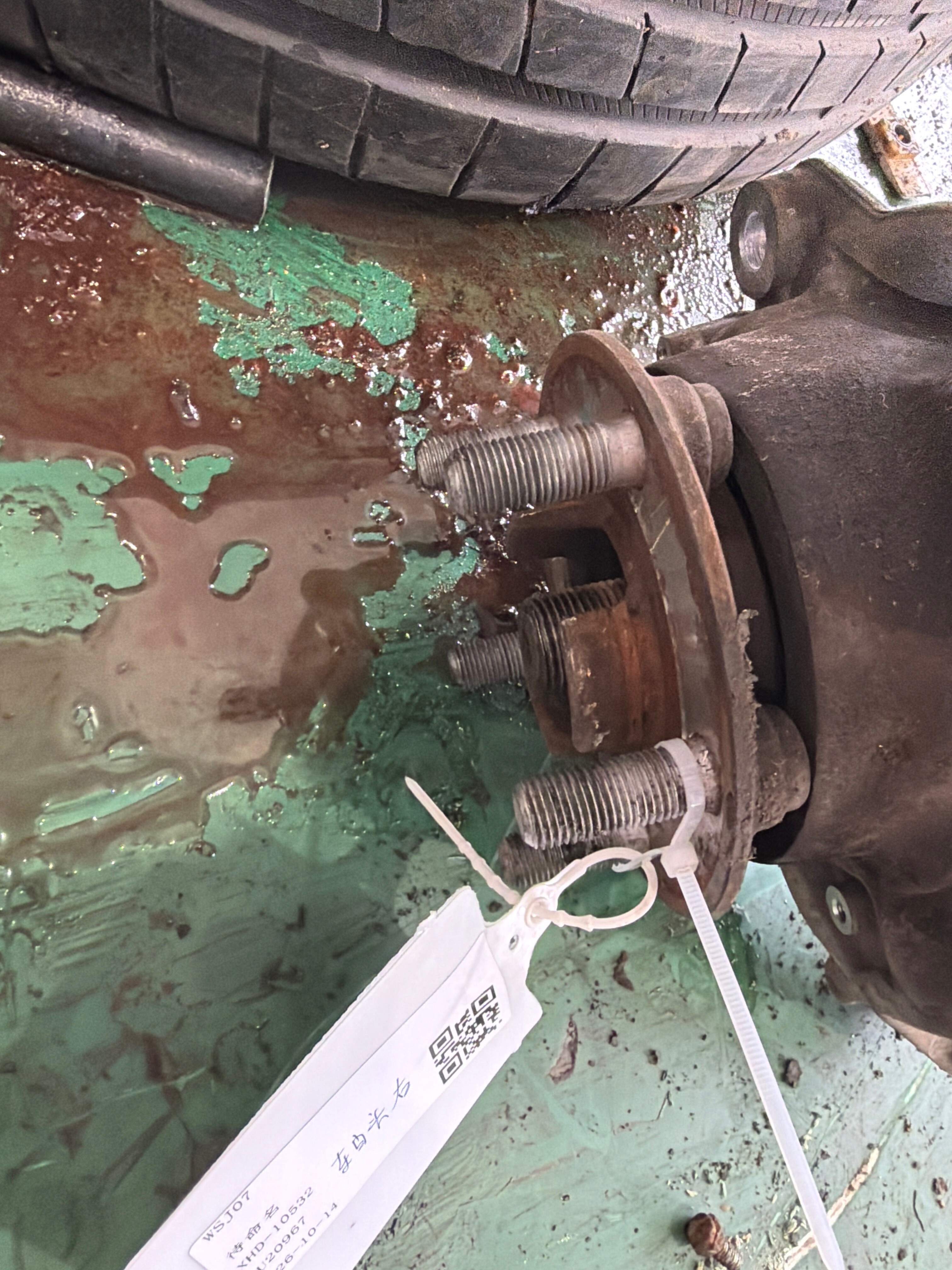LR025107 Front Wheel Hub, Right