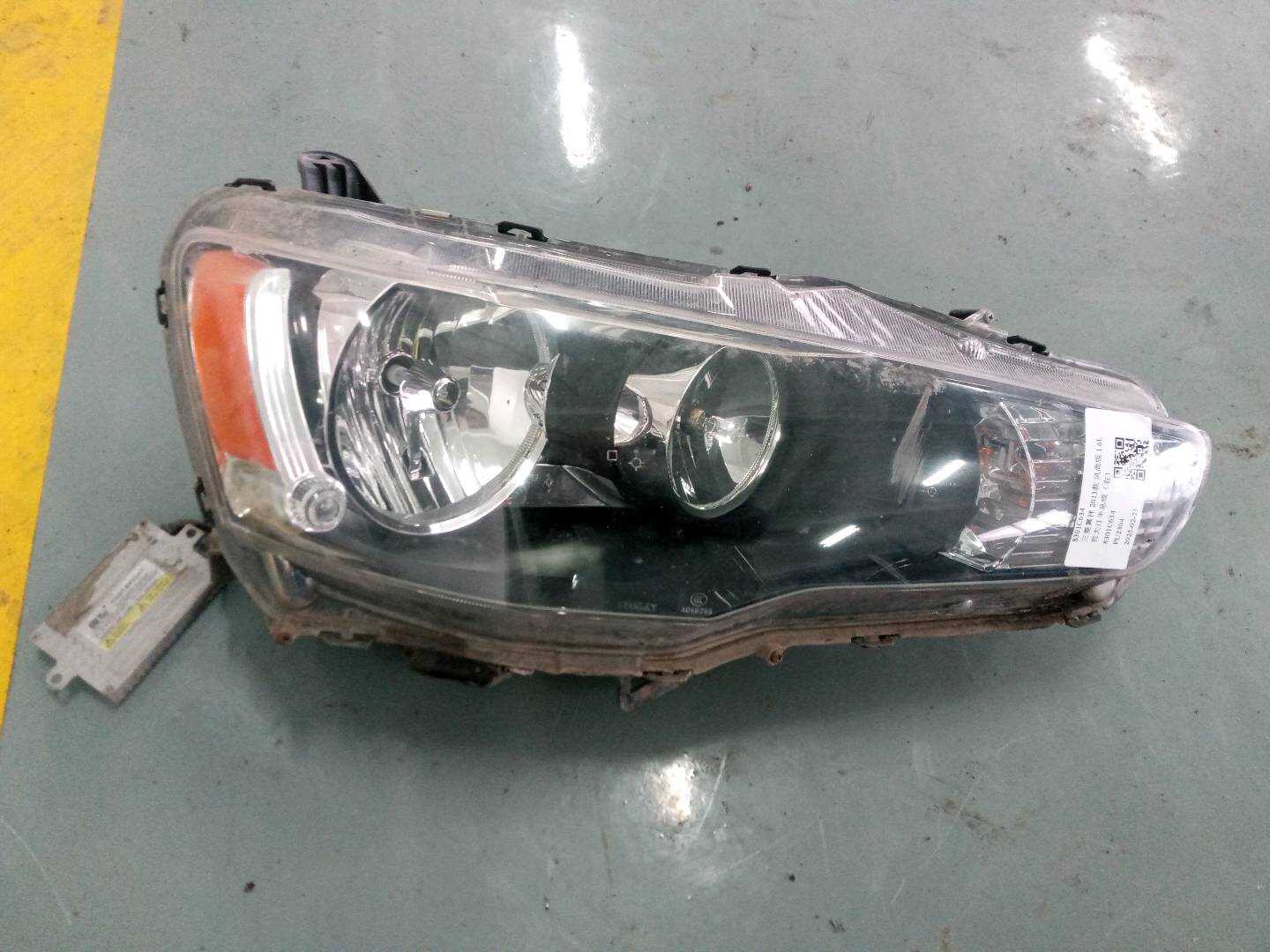 8301C634 Front Headlight Half Assembly, Right