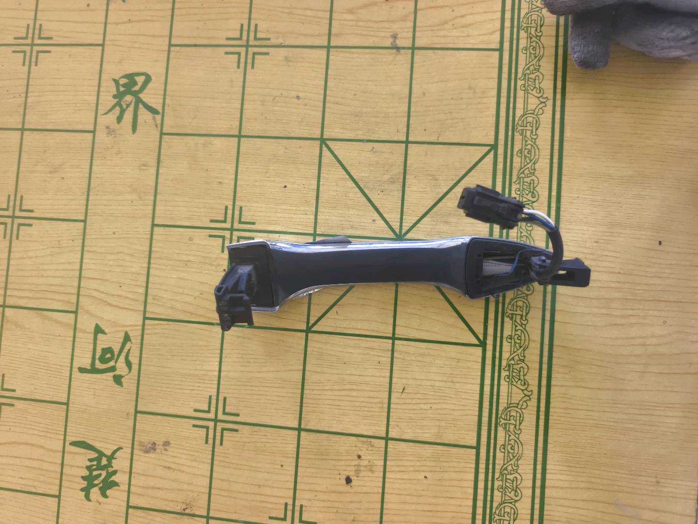 826512S720 前门外拉手(左)