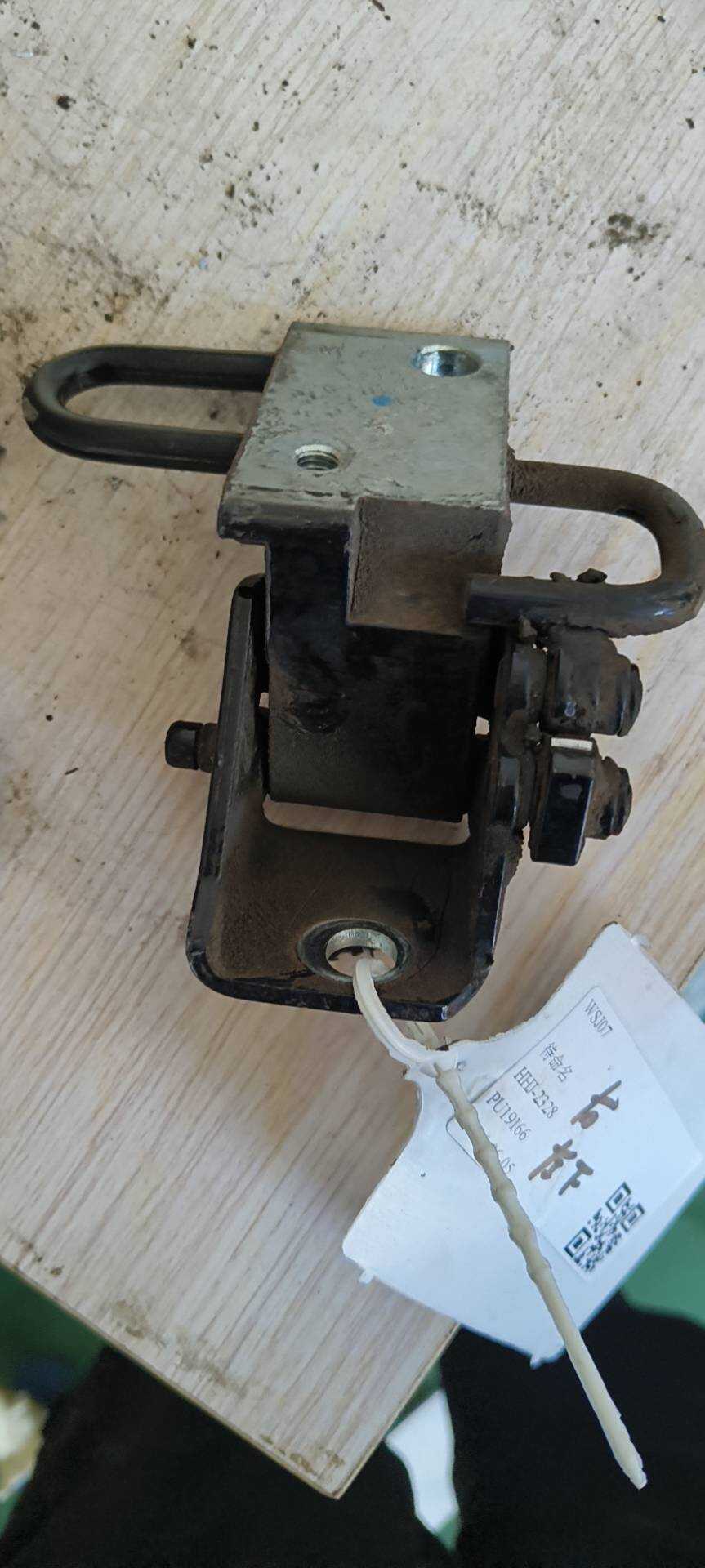 L3CD833411 Rear Door Hinge (Lower Left)