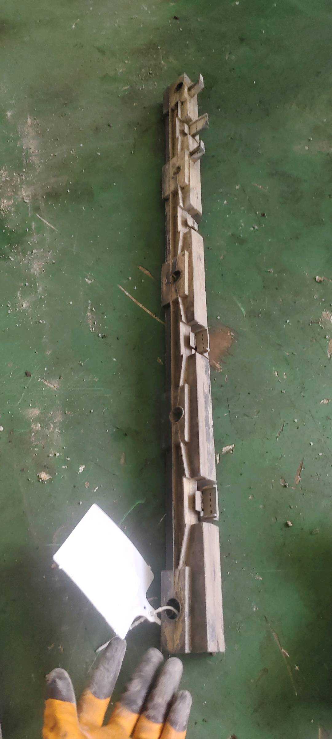 A1646982827 底大边支架(右前)